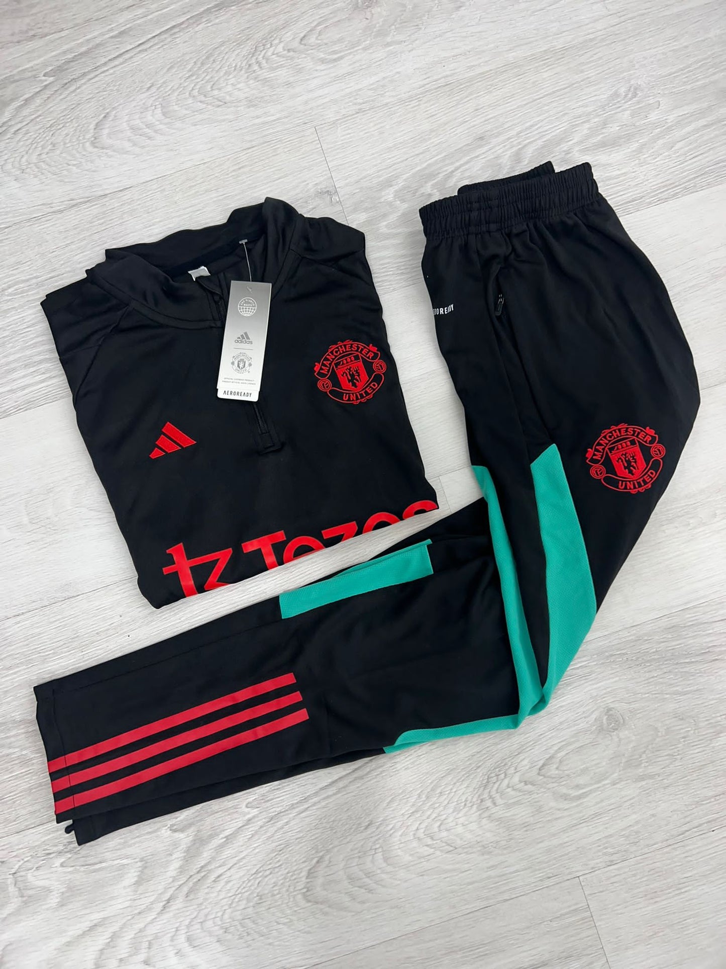 Chandal Manchester United negro detalles rojos y verde