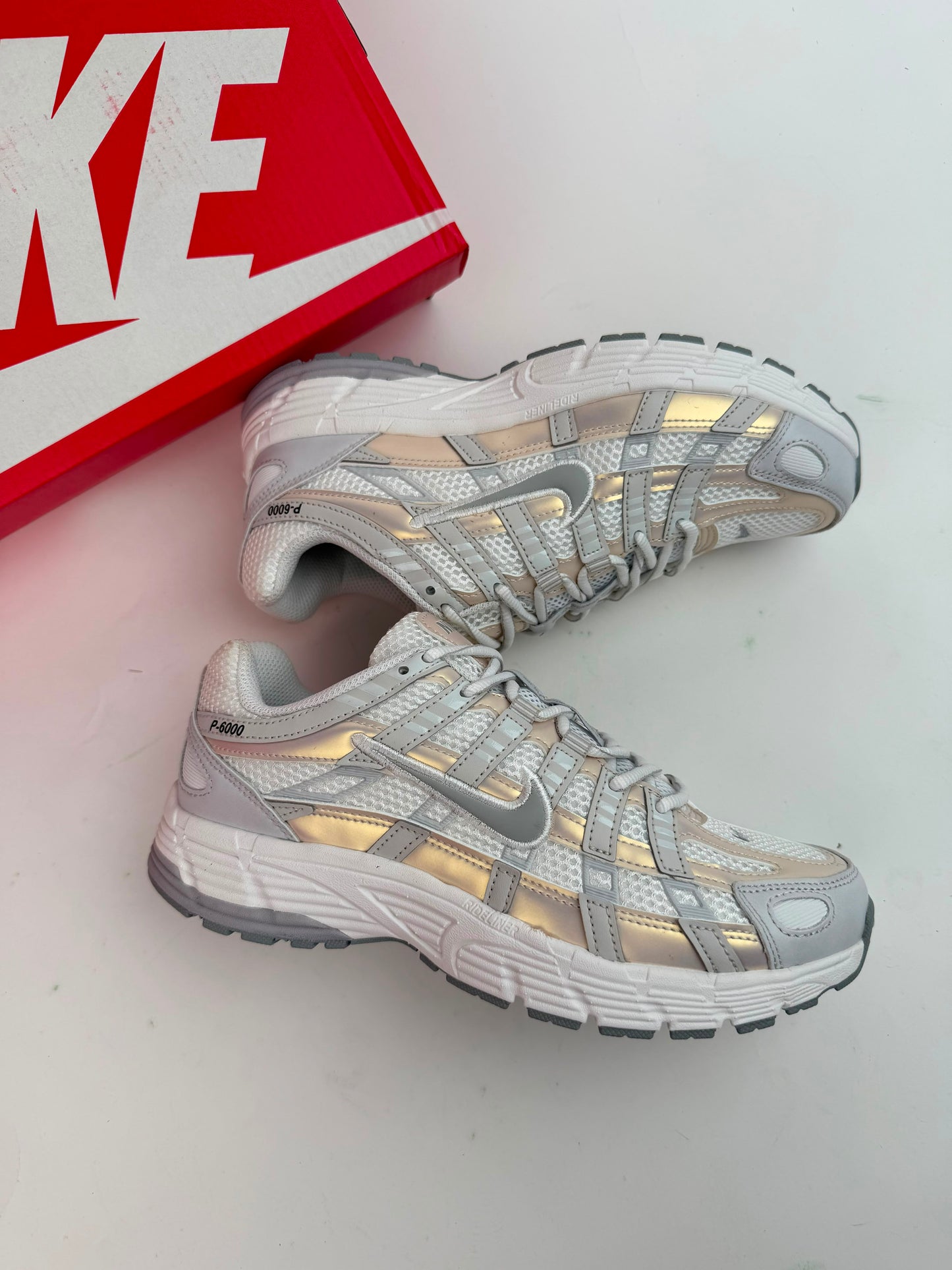 Nike P-6000 grises y blancas