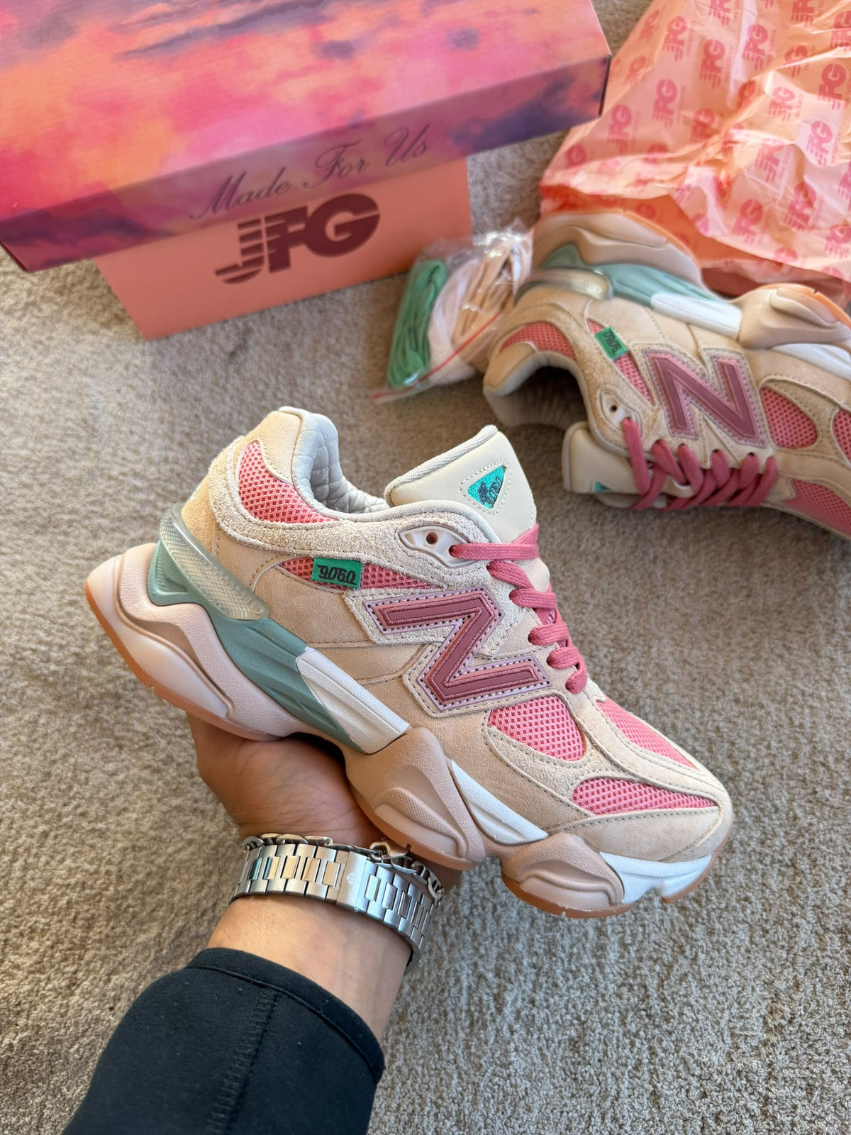 New Balance 9060 crema logo rosa detalles azules