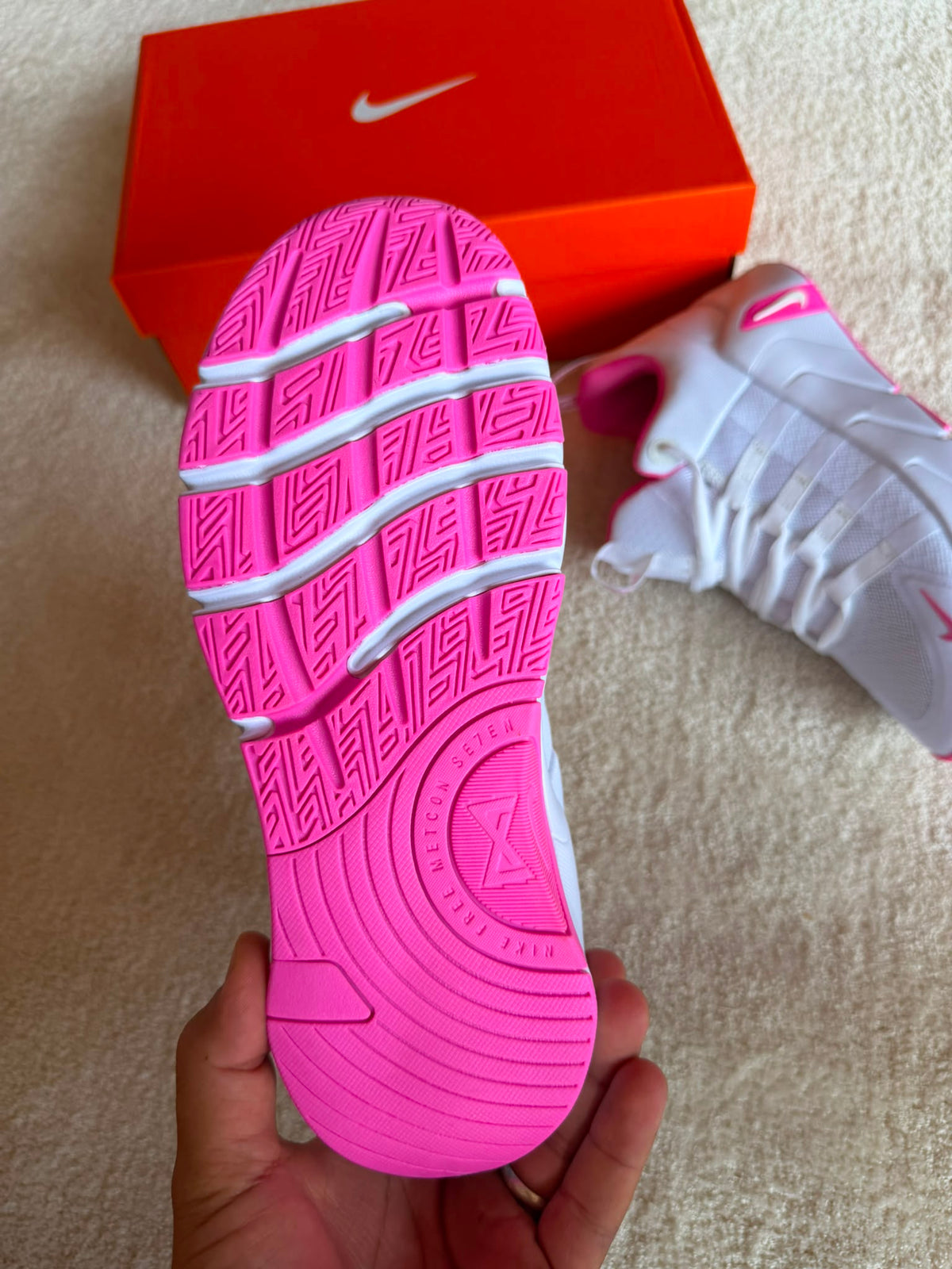 Nike Free Metcon 7 blancas logo rosa