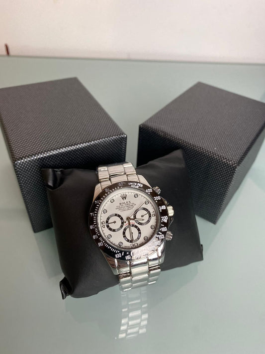 Reloj Rolex plateado negro y blanco