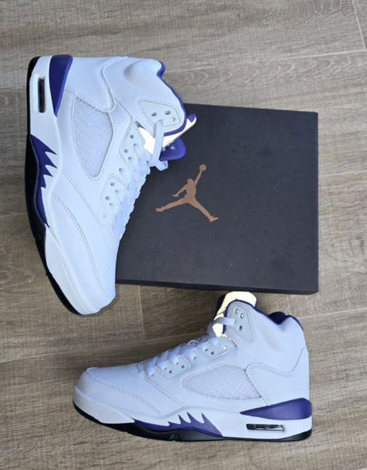 Jordan 5 blancas detalles morados y negros