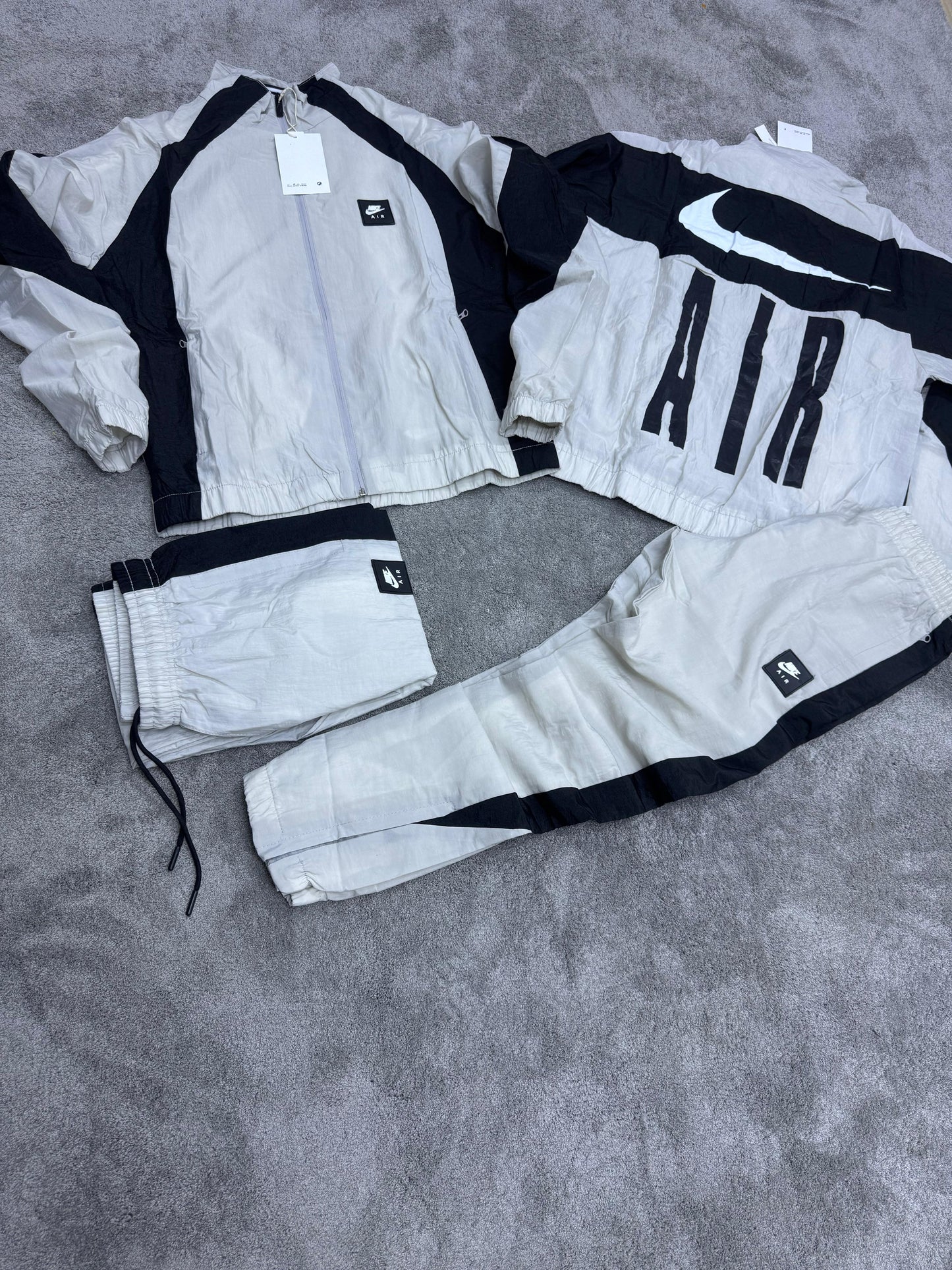 Chandal NIKE AIR beige logo blanco detallles negros