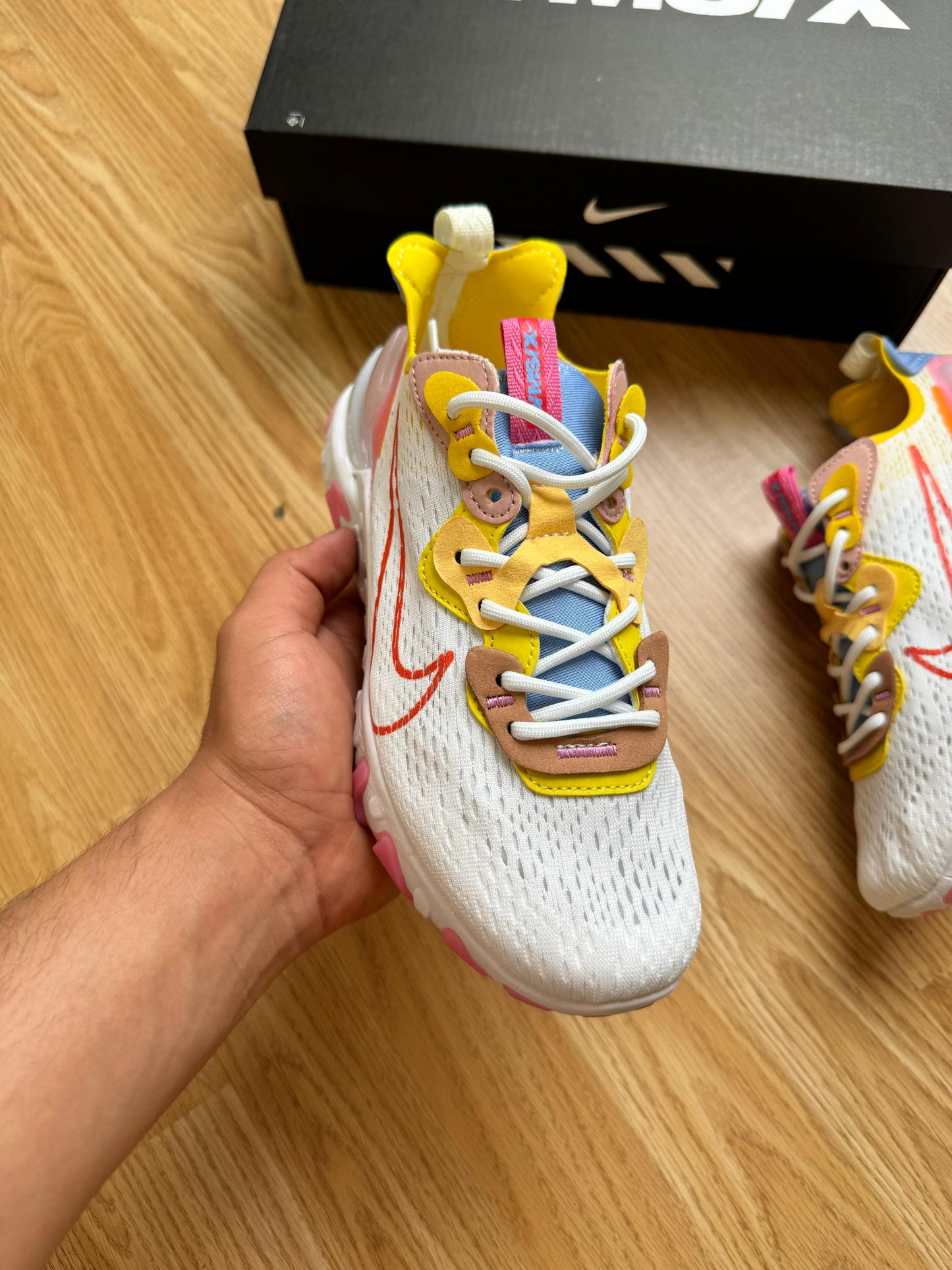 Nike react vision blanco logo rosa detalles amarillos