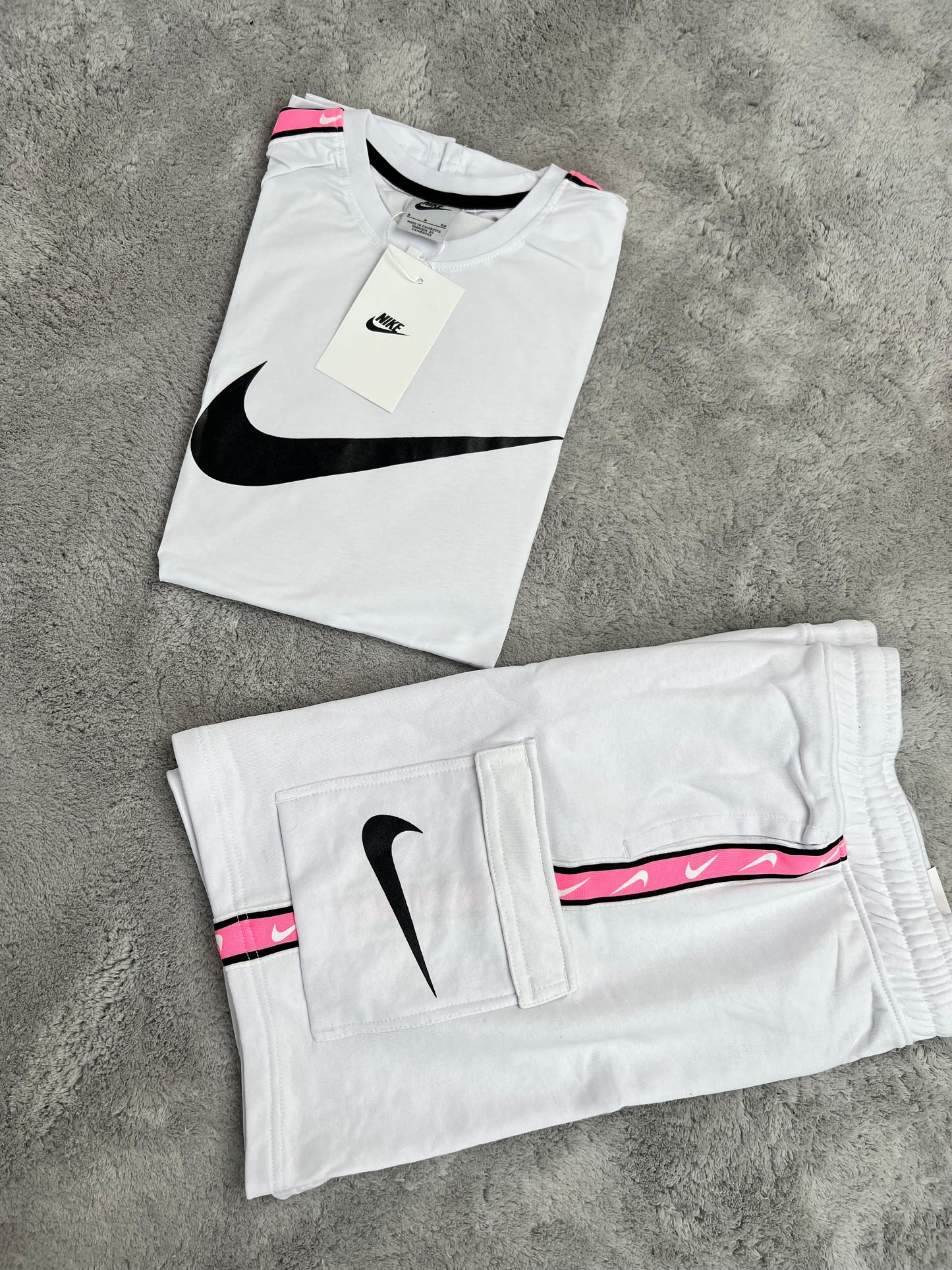 Conjunto corto blanco nike logo negro detalles rosas