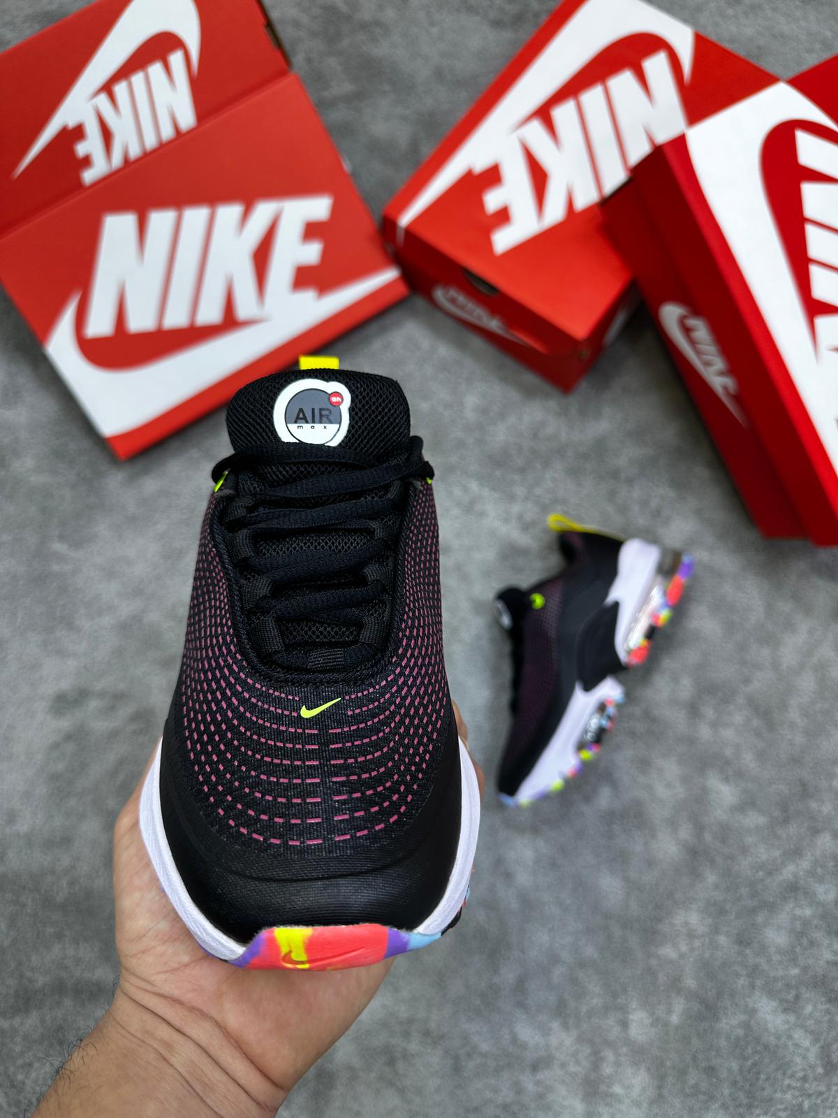 Nike Air Max 2090 negras detalles rosas logo amarillo
