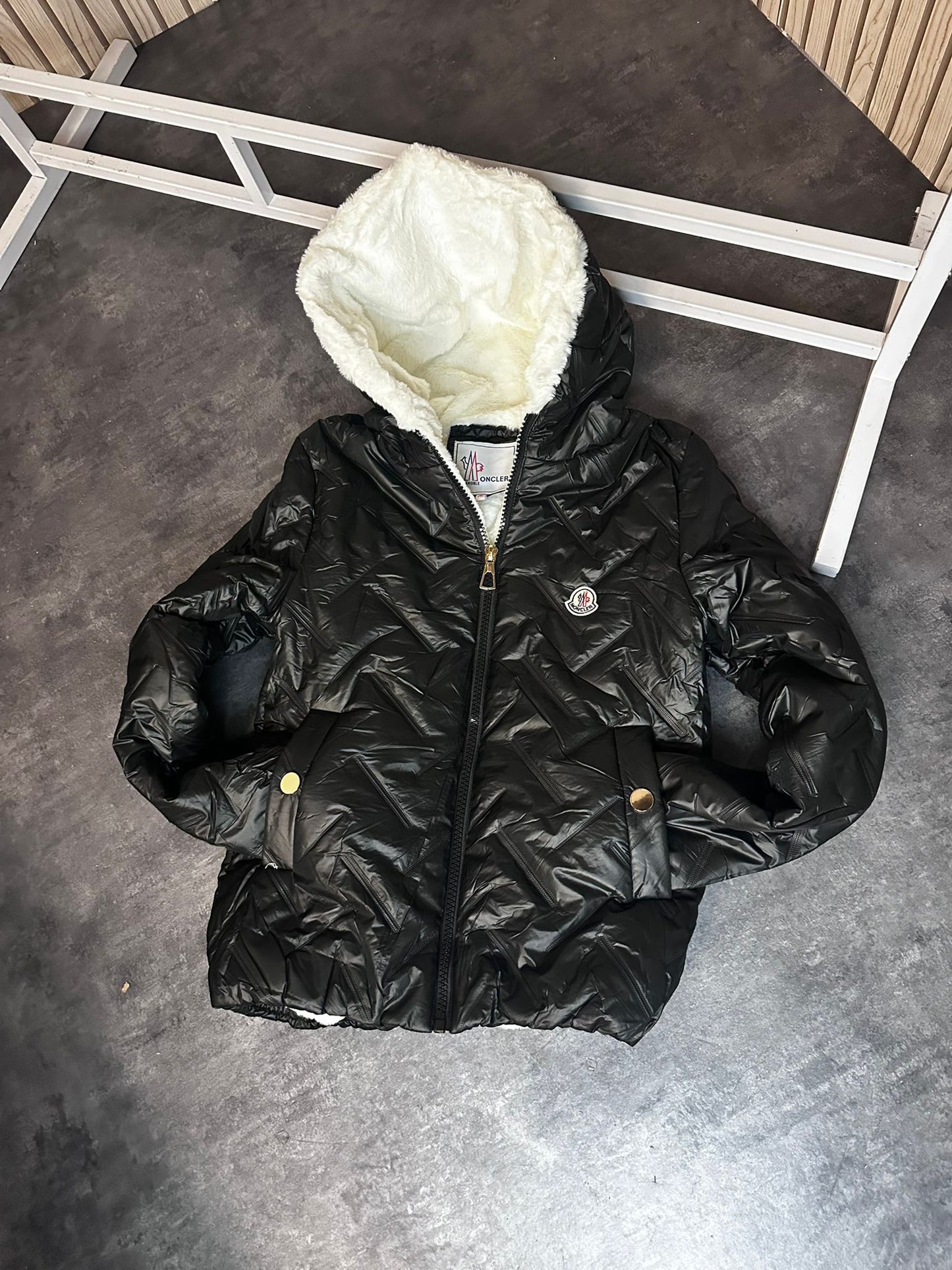 Abrigo moncler negro y blanco