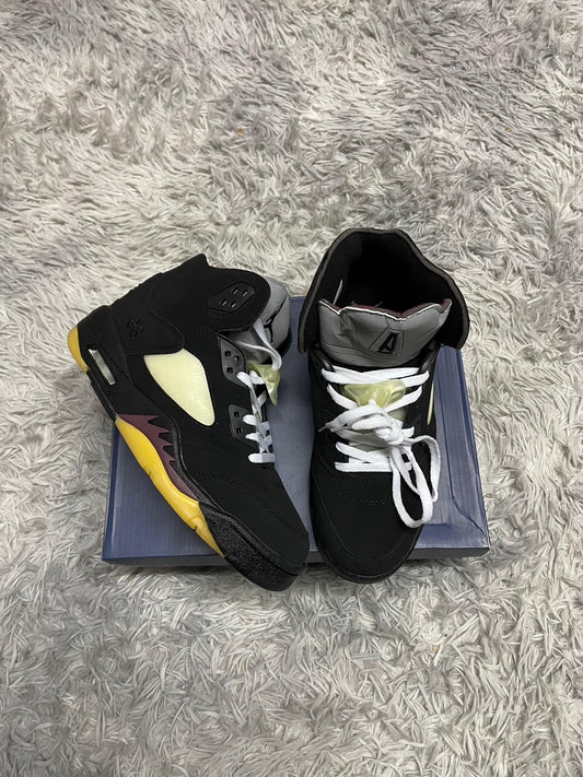 JORDAN 5 negras detalles marron y grises