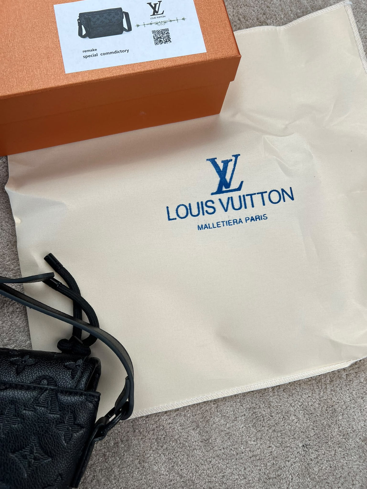 Bandolera LV negra logos
