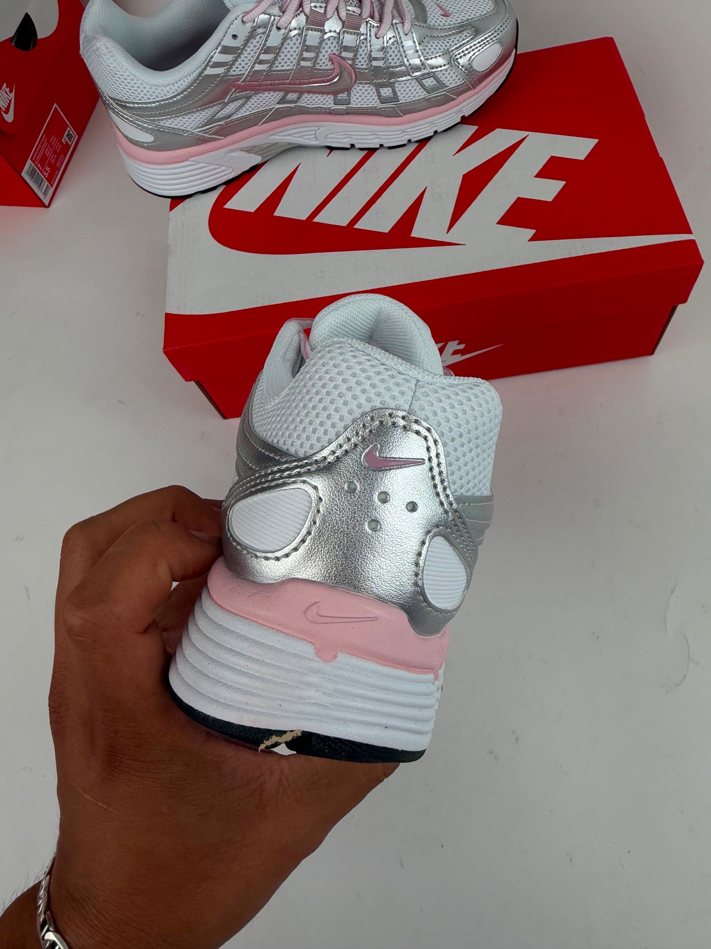 Nike P-6000 plateadas contorno rosa