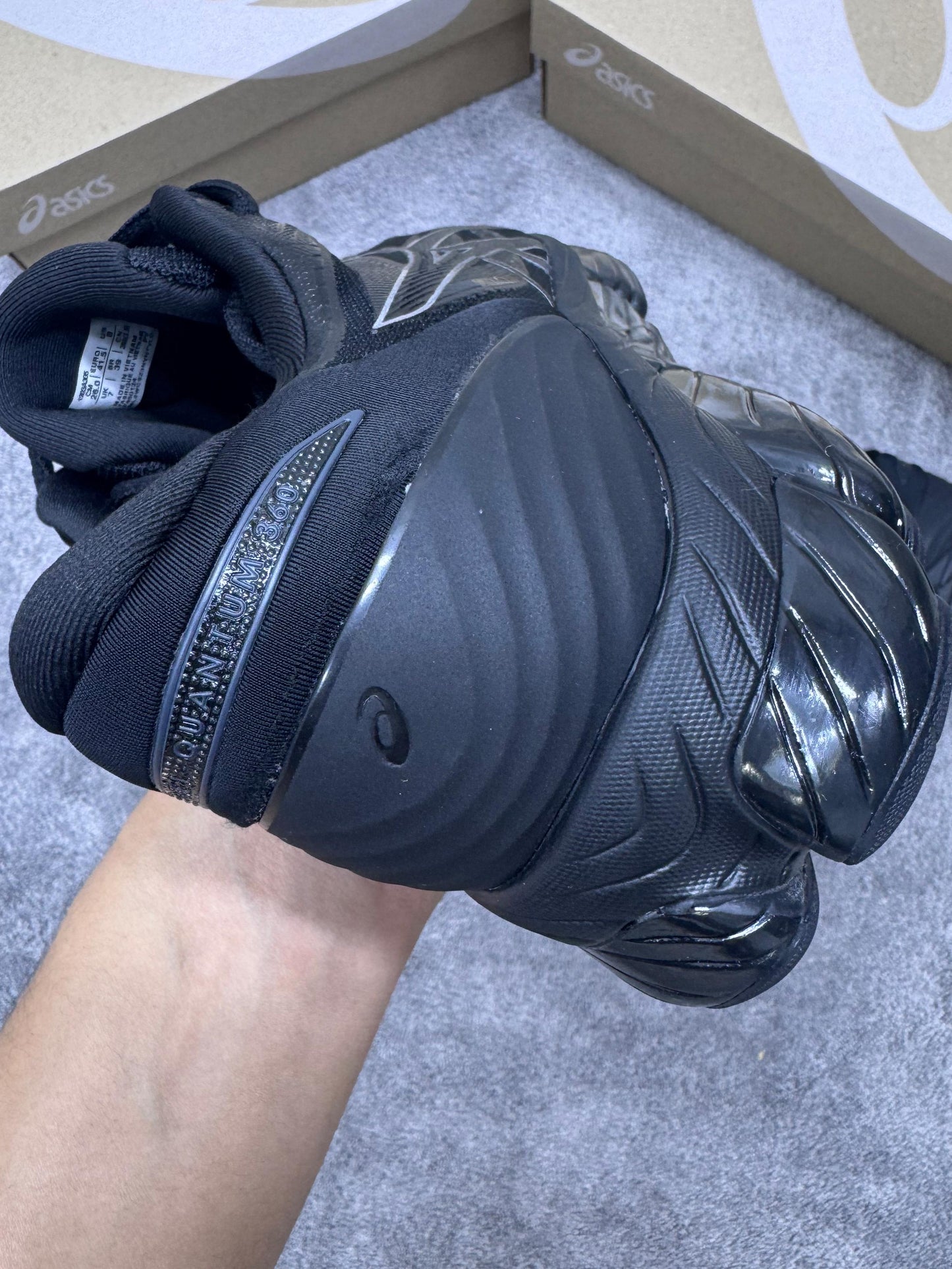 Asics GEL-QUANTUM 360 negras logo negro contorno blanco