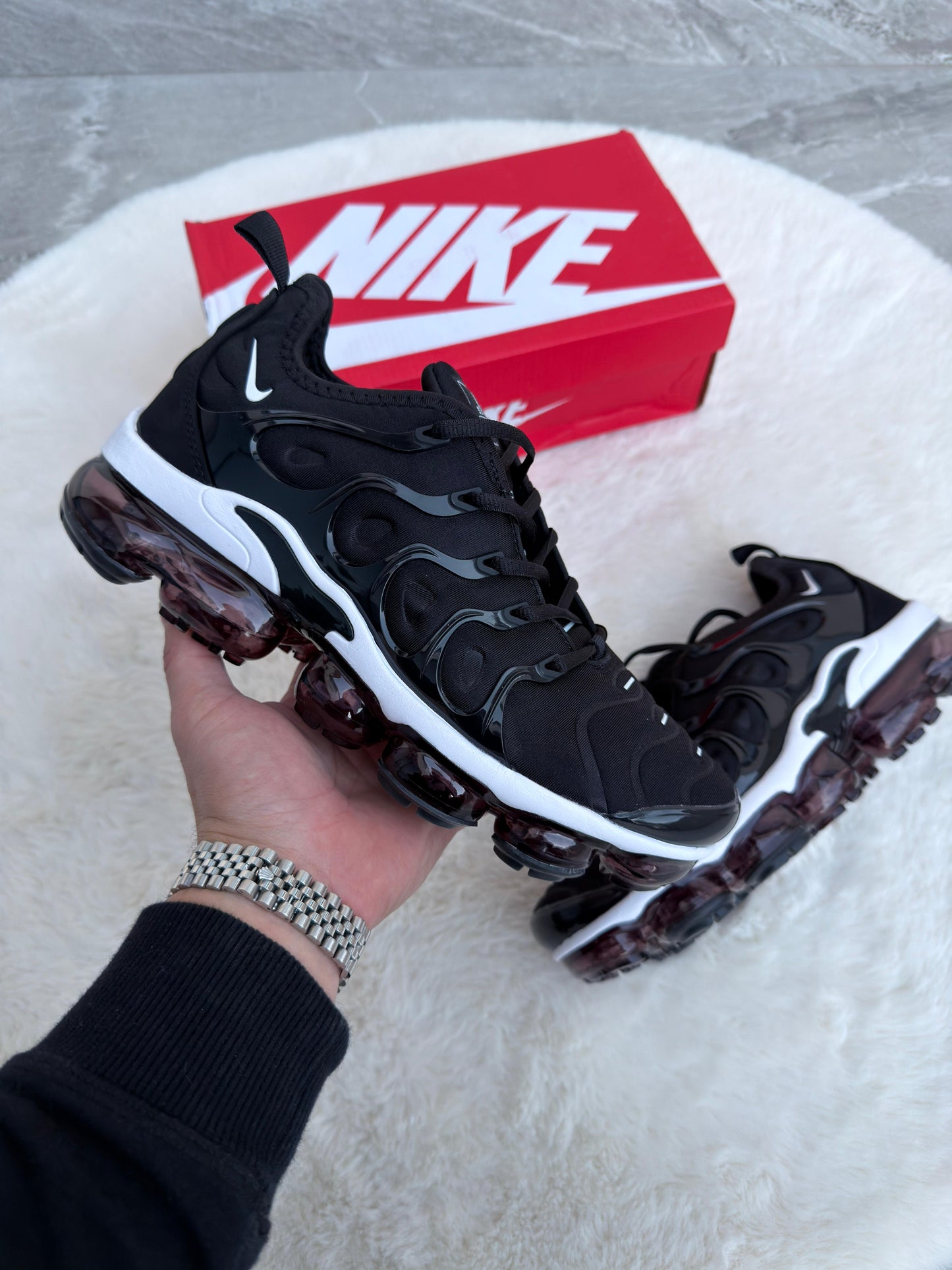 VAPORMAX PLUS NEGRAS LOGO BLANCO