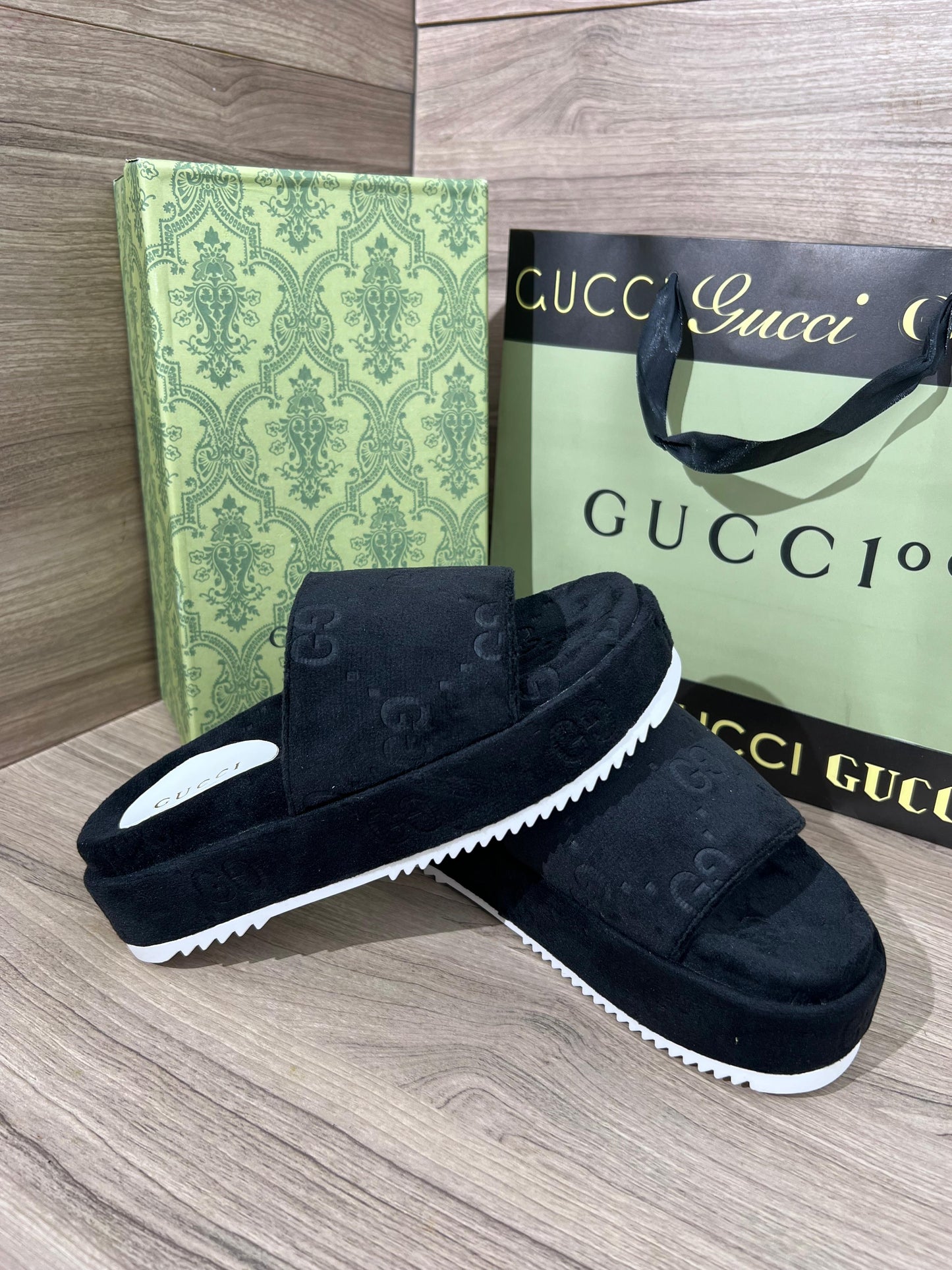 Chancla Gucci mujer terciopelo negras detalles blancos