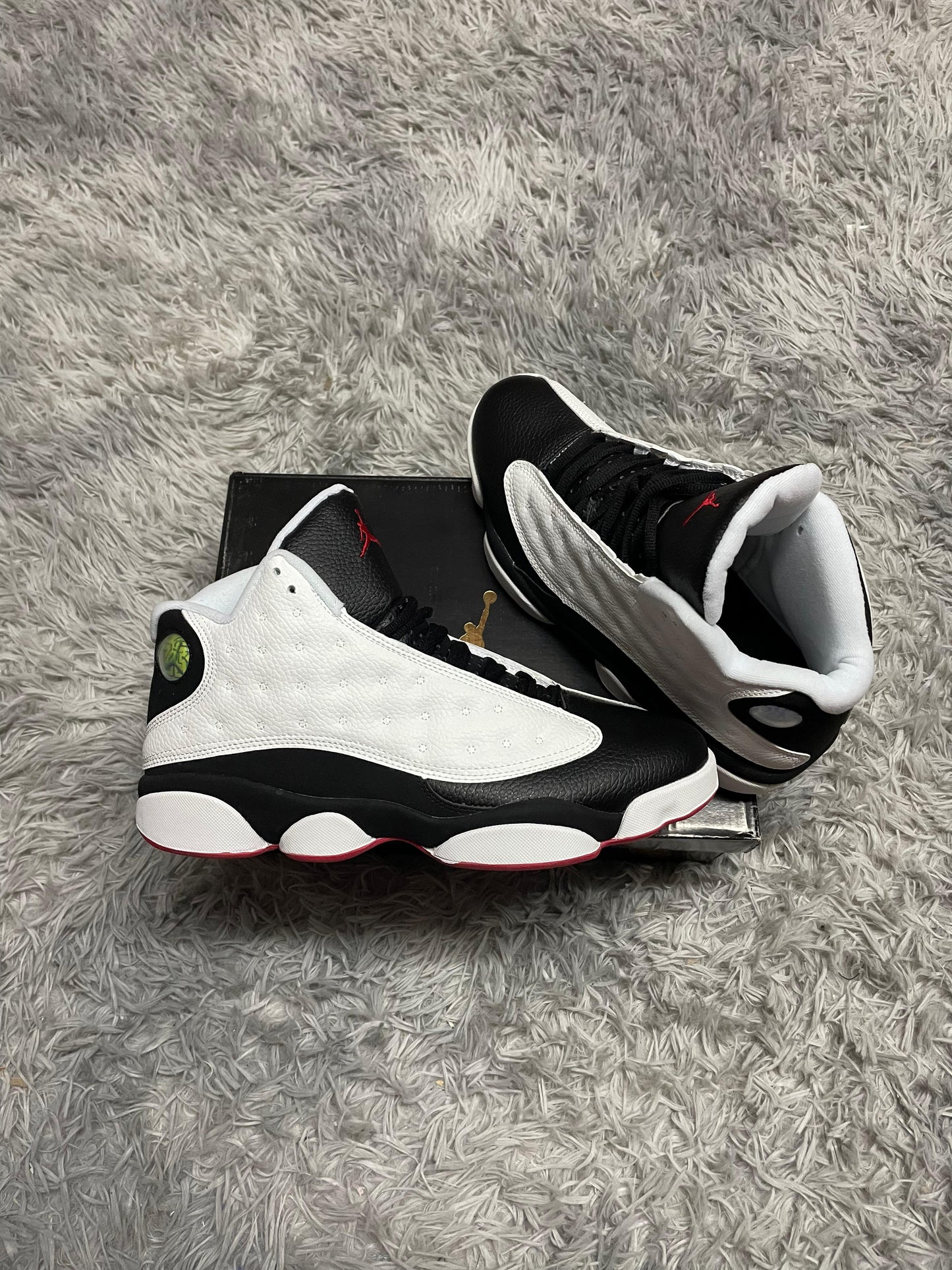JORDAN 13 Negra y blancas logo rojo