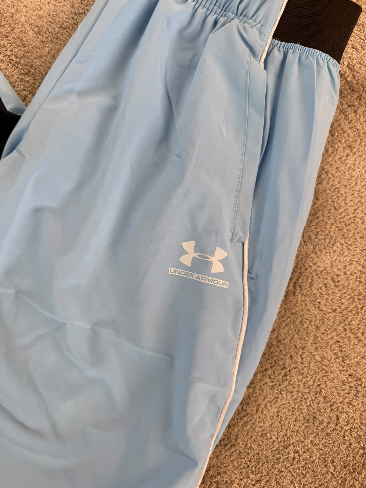 Chandal Under Armour azul claro logo blanco