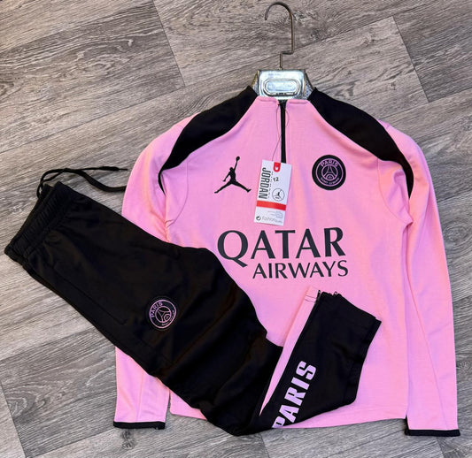 Chandal PSG rosa detalles negros pantalon negro