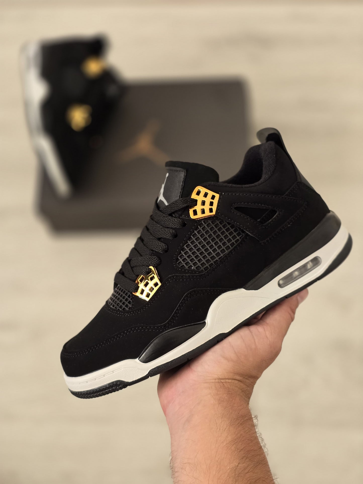 Jordan 4 negra oro