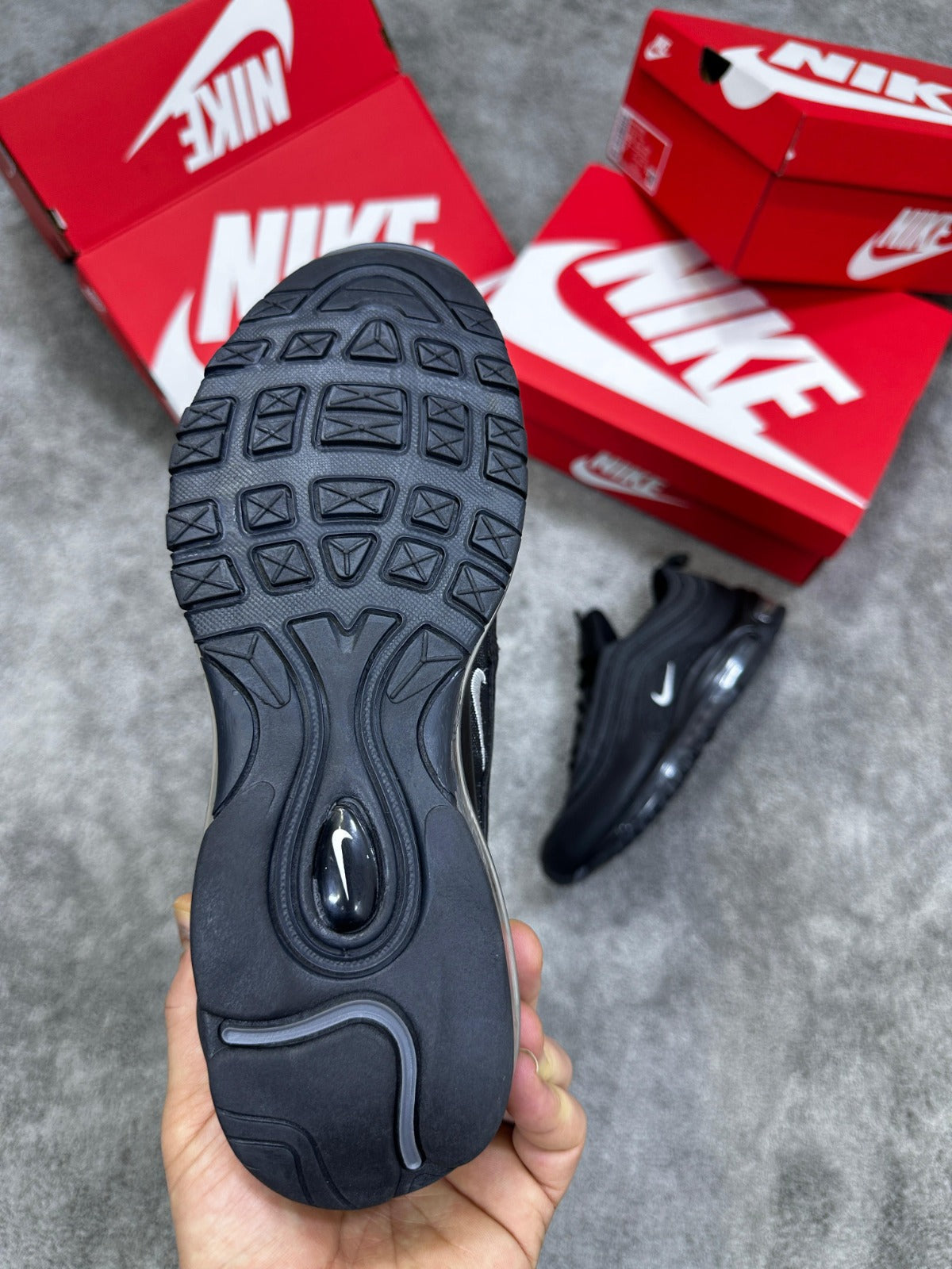 Air Max 97 negras logo blanco