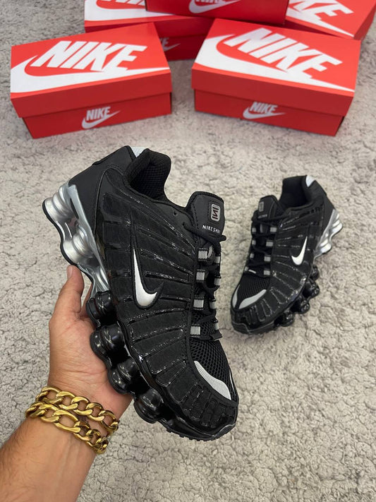 Shox negras logo plateado