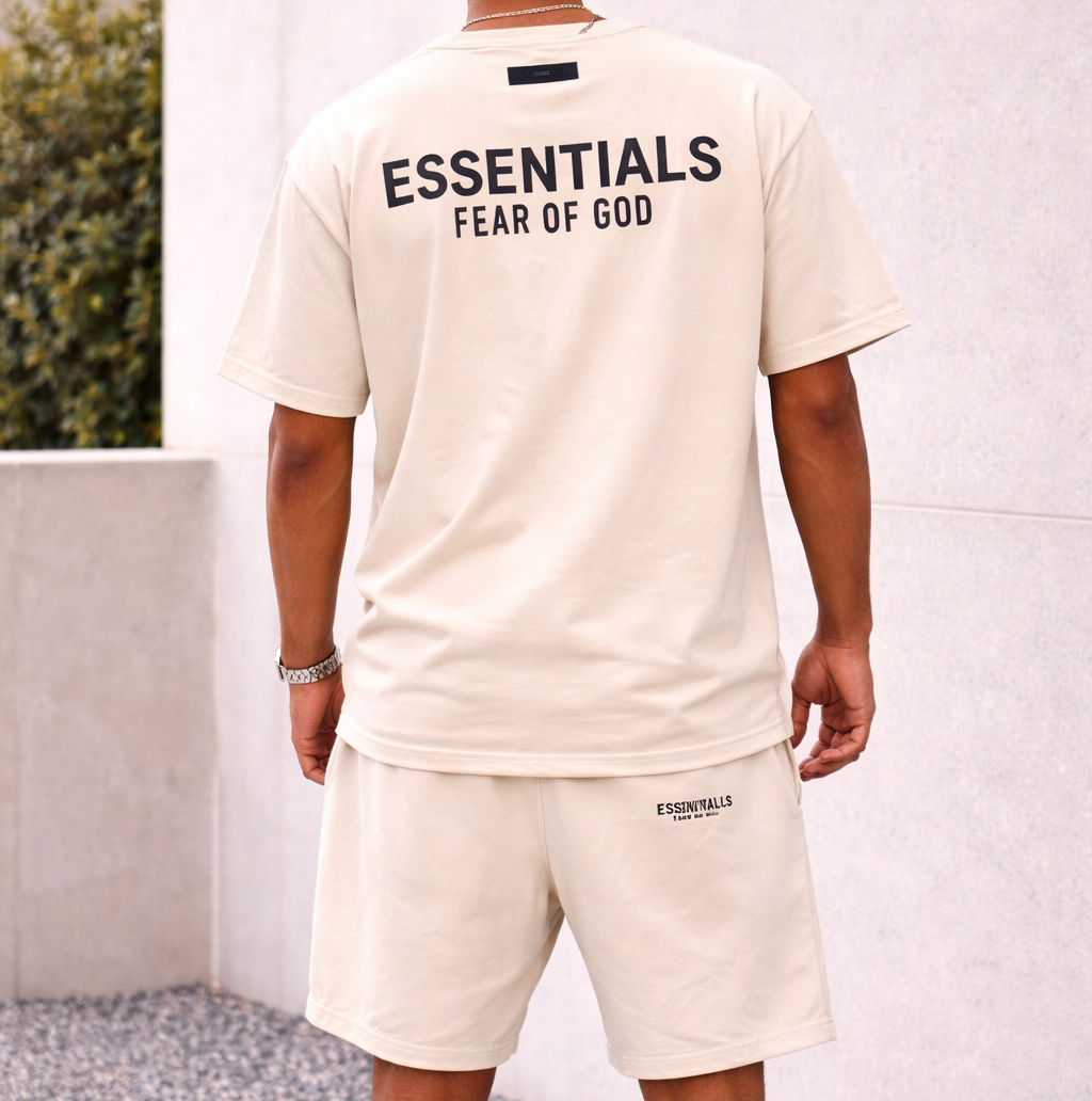 Conjunto Essentials crema logo gris