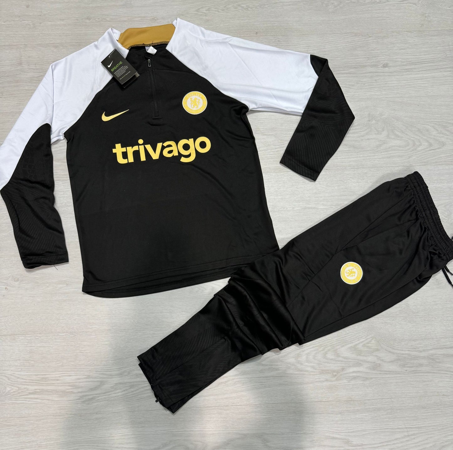 Chandal Chelsea negro y blanco logo amarillo