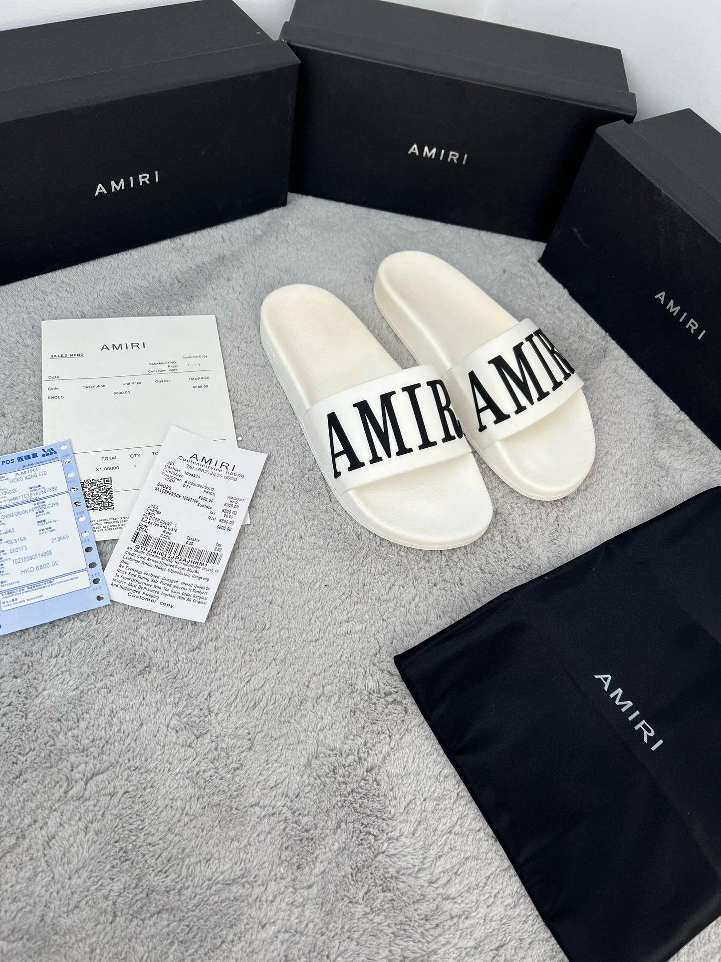 Chancla Amiri blanca logo negro