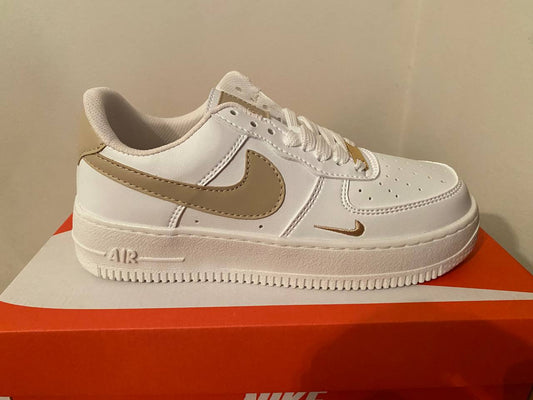 AIR FORCE 1 blancas logo marron