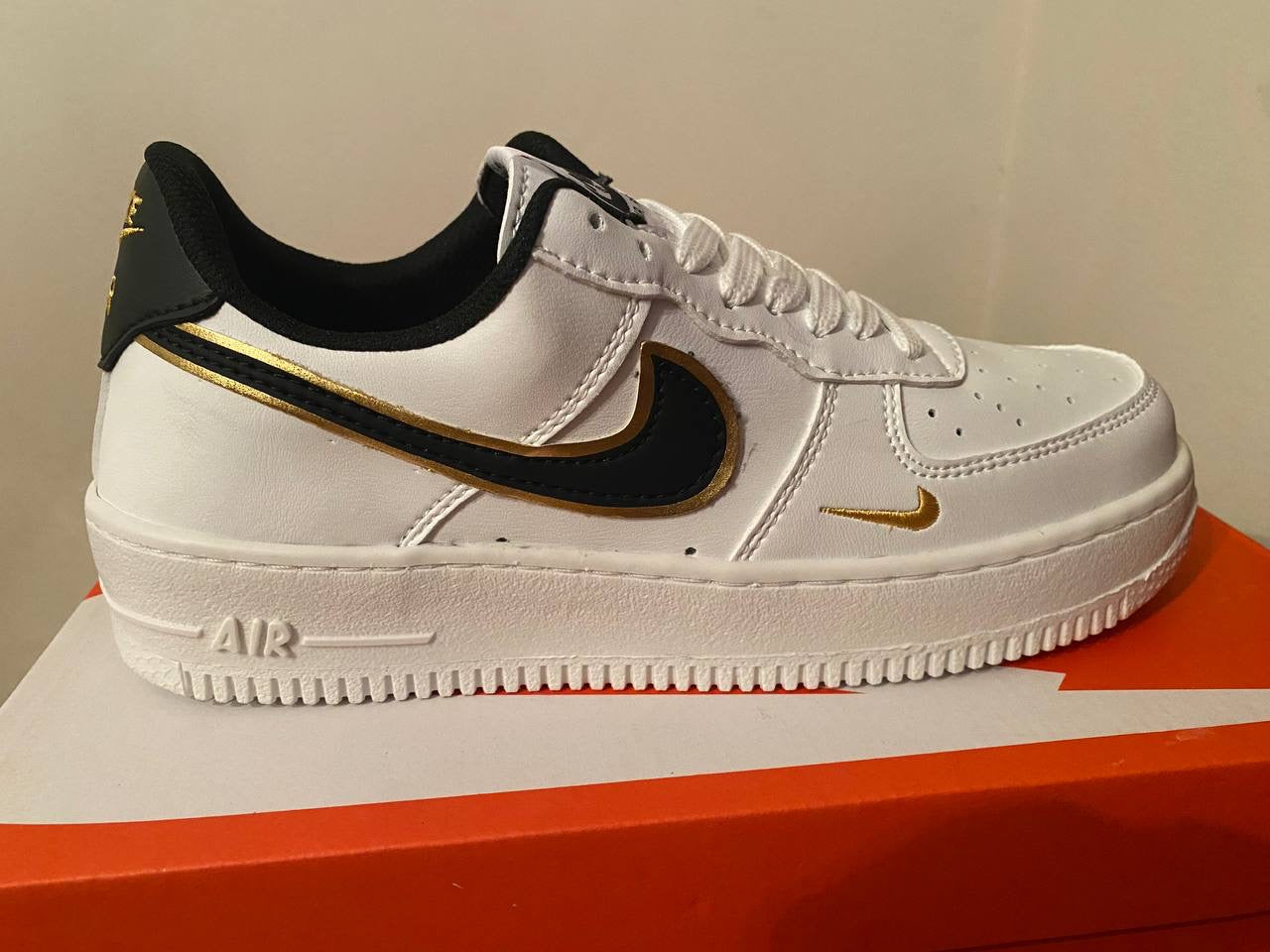 AIR FORCE 1 blancas logo negro contorno dorado