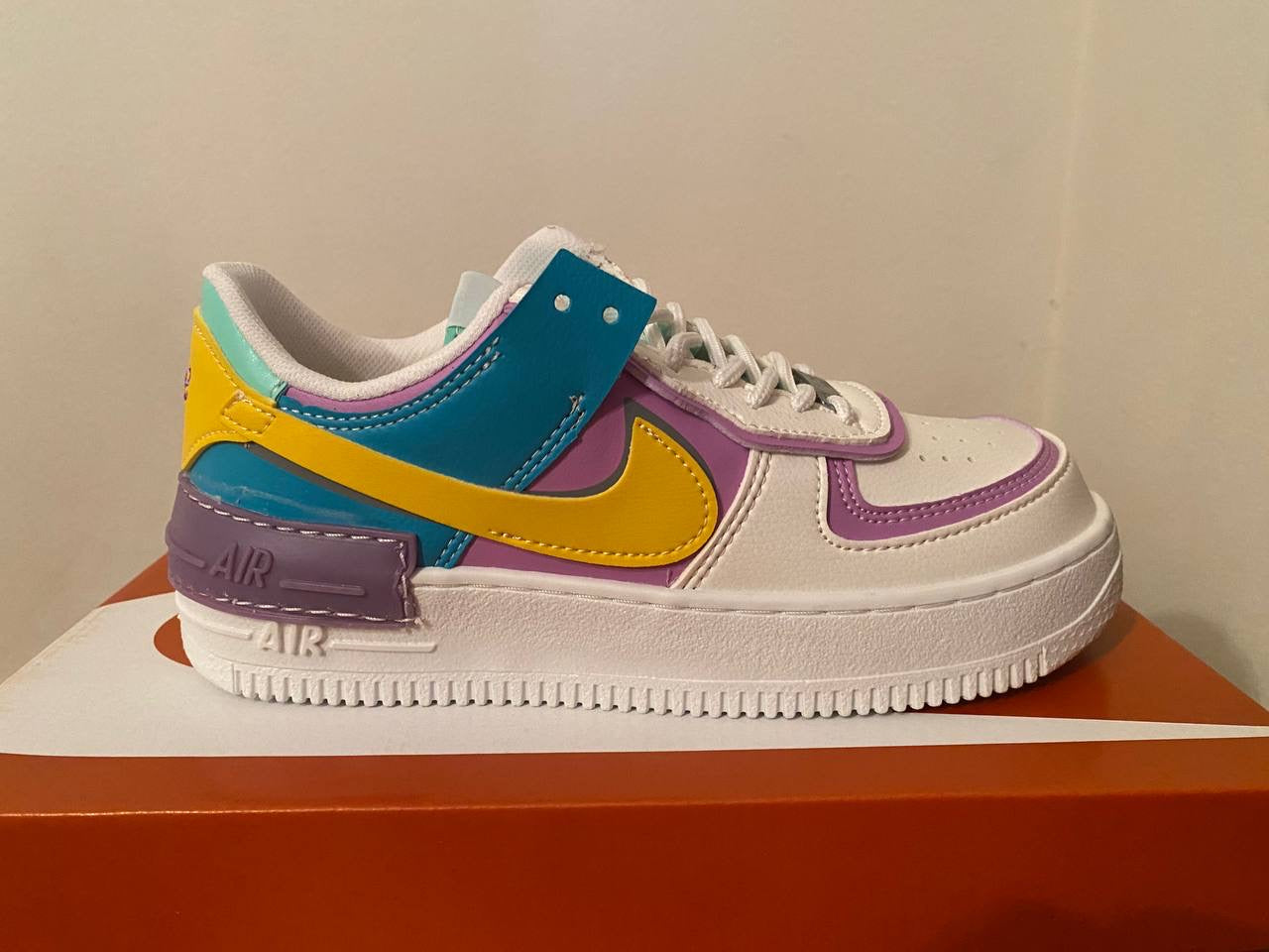 NIKE AIR FORCE ONE SHADOW MORADA LOGO AMARILLO