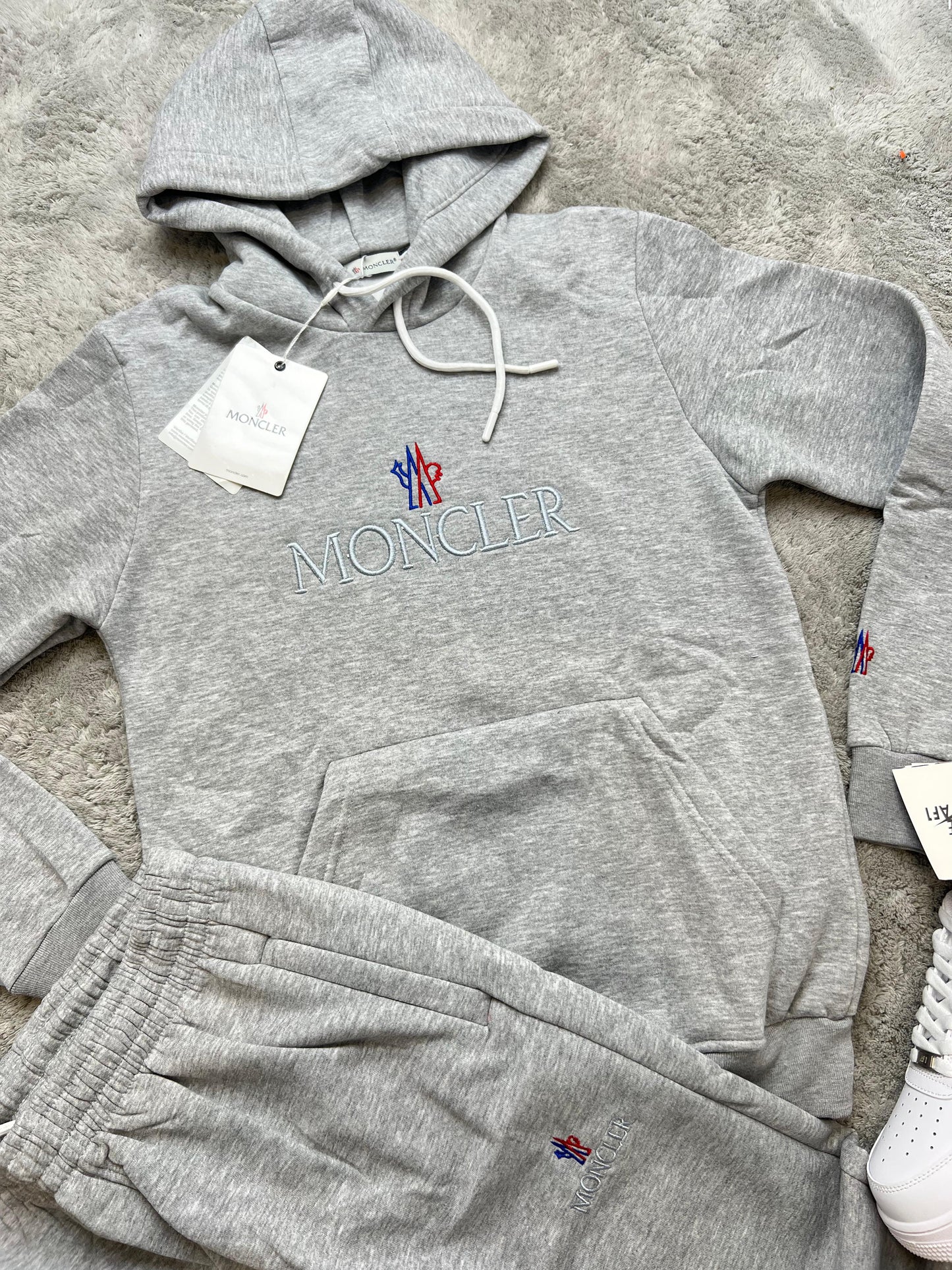 Chandal Moncler gris logo gris rojo y azul