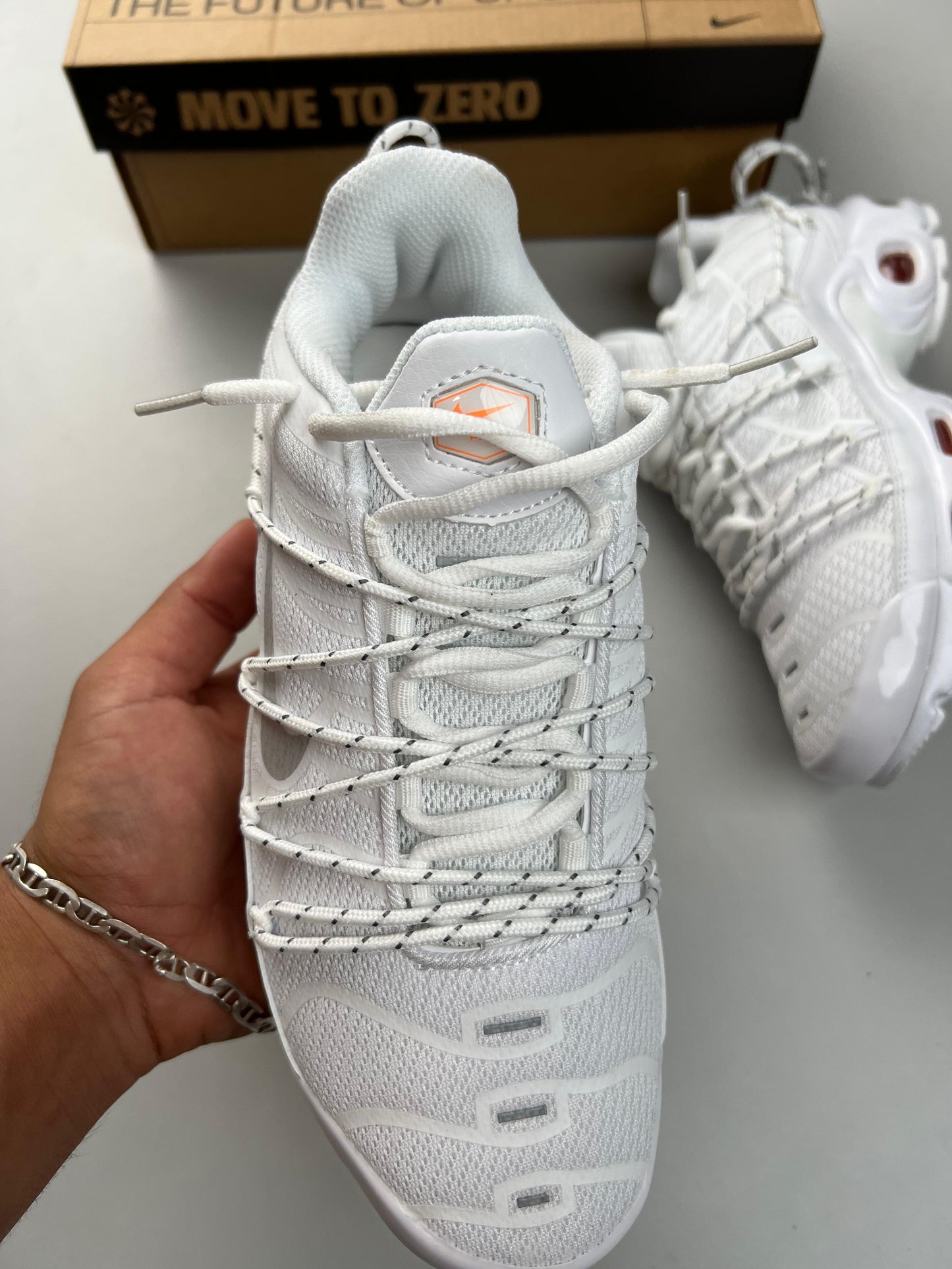 Tn utility blancas logo gris detalles naranjas