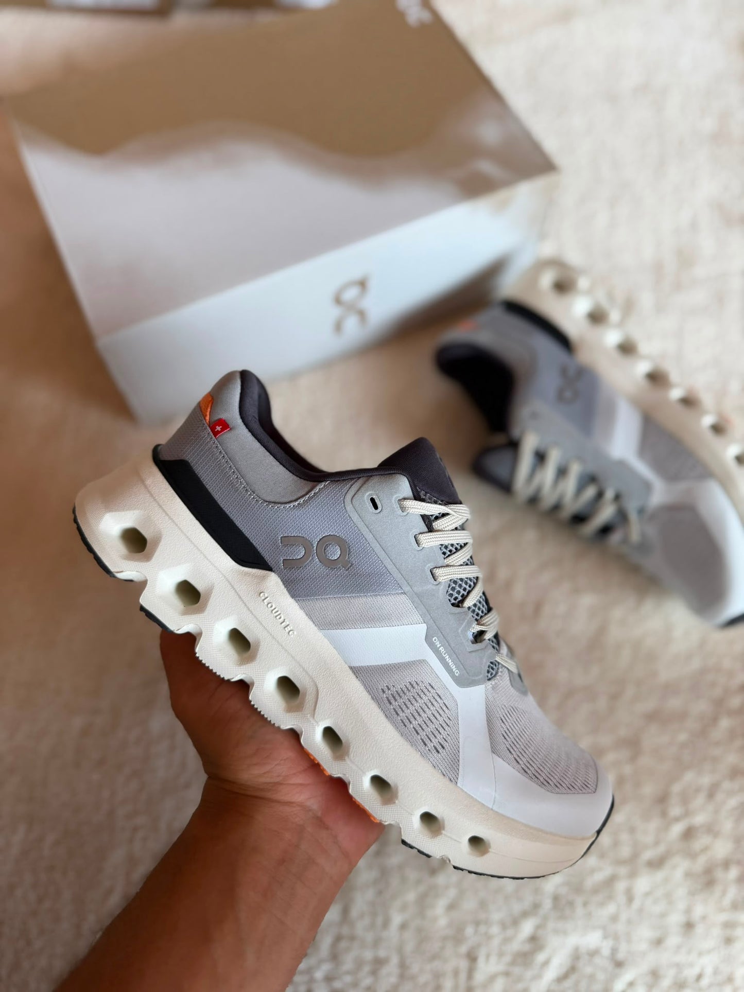 Zapatillas On Running CLOUDTILT grises y blanco logo gris