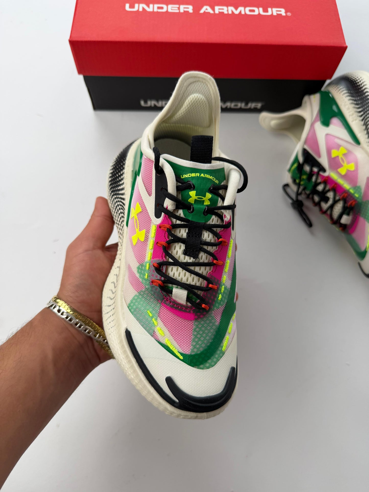 Under Armour Crema logo amarillo detalles verdes