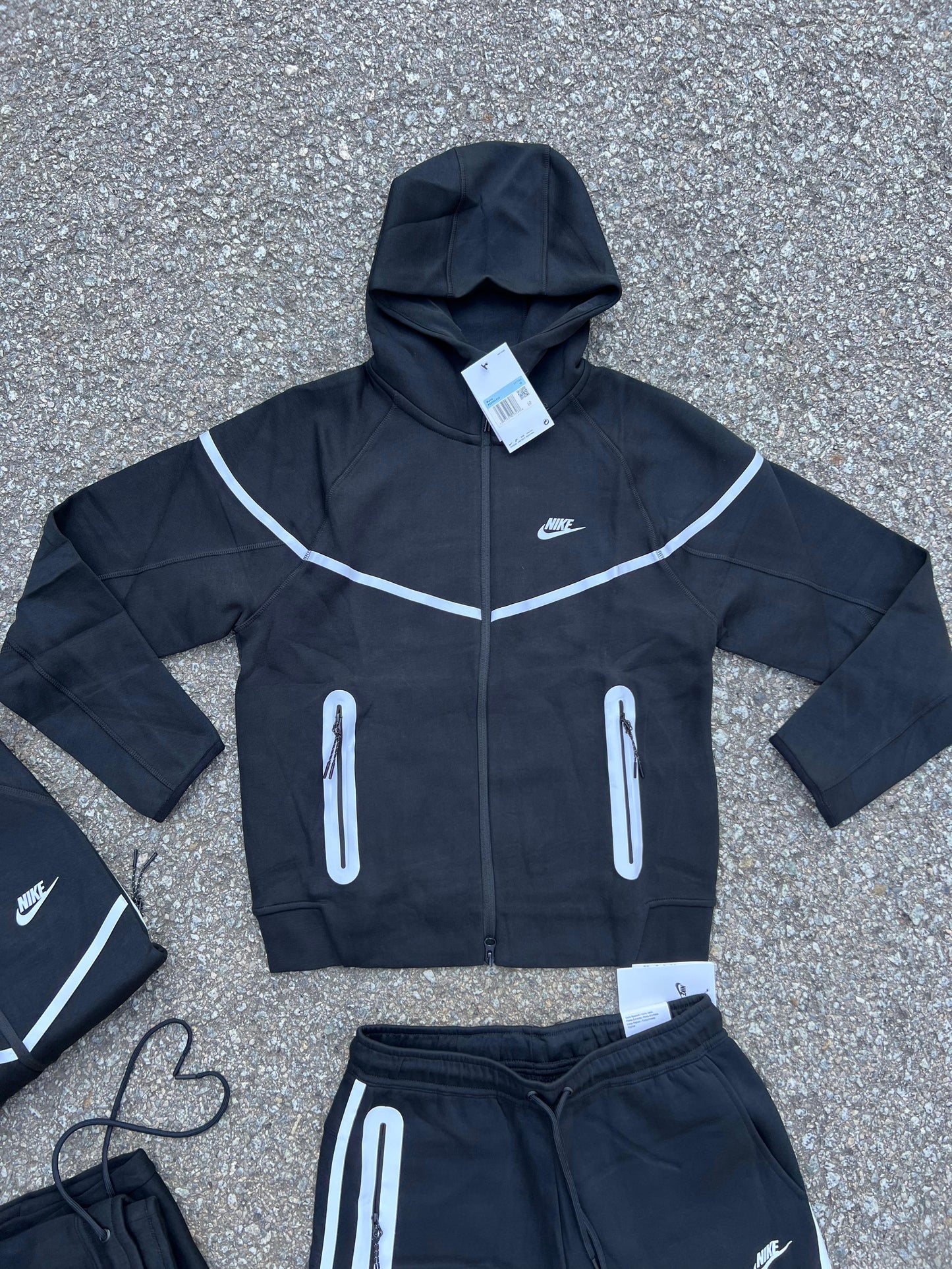 Chandal Nike tech negro logo blanco detalles blancos