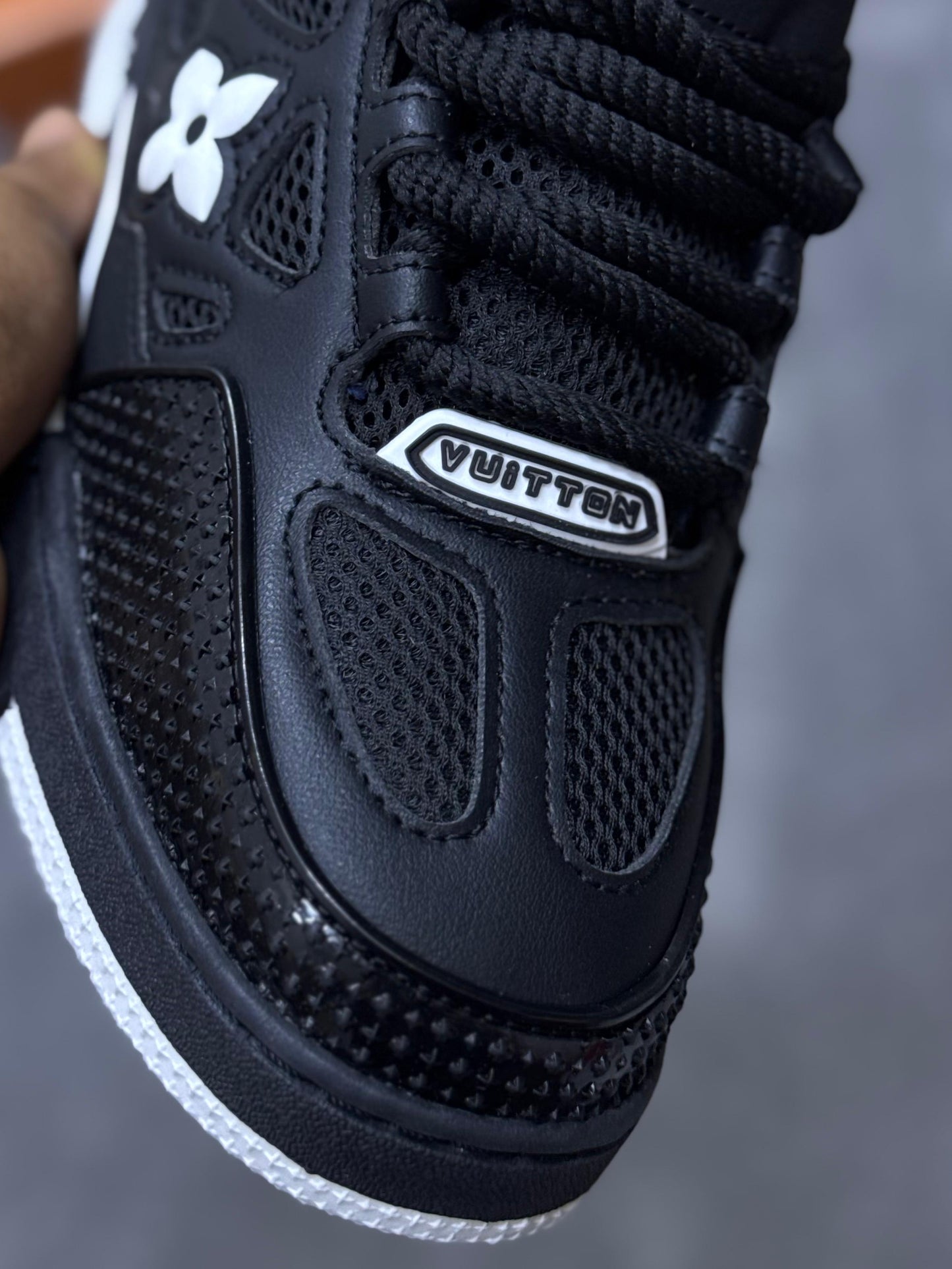 LV skate negras logo blanco