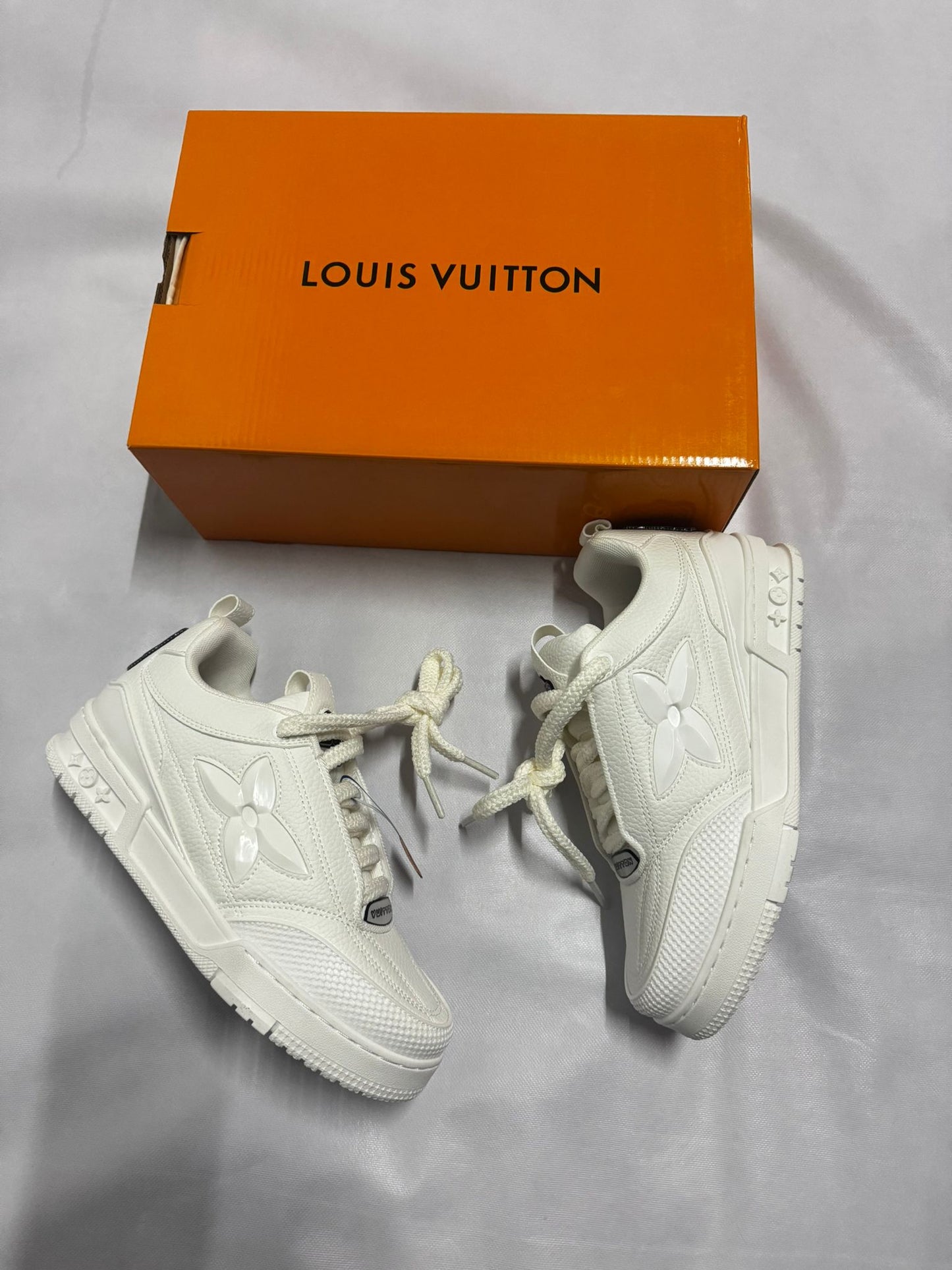 LV skate blancas logo negro