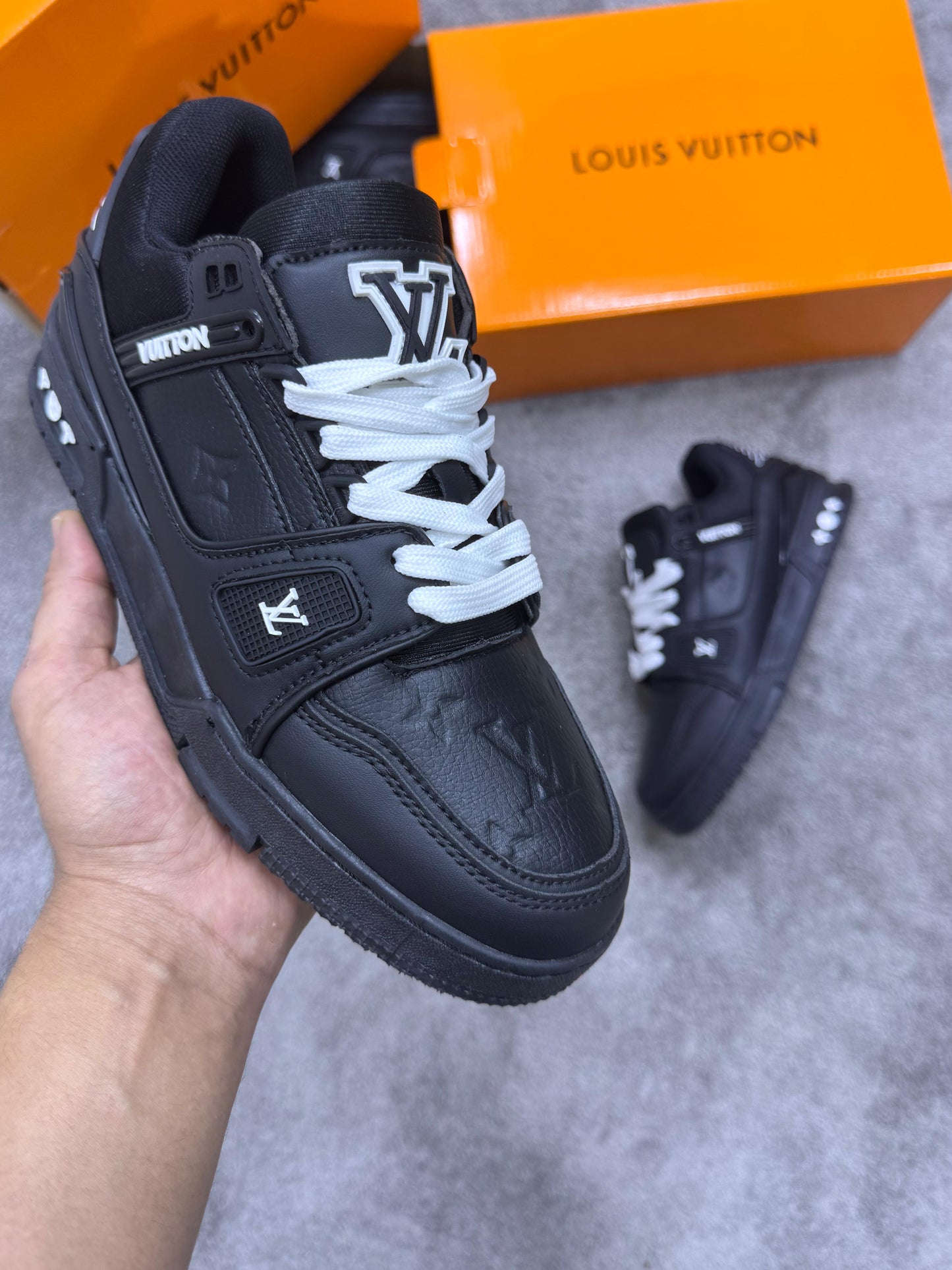 LV Trainer negras detalles blancos