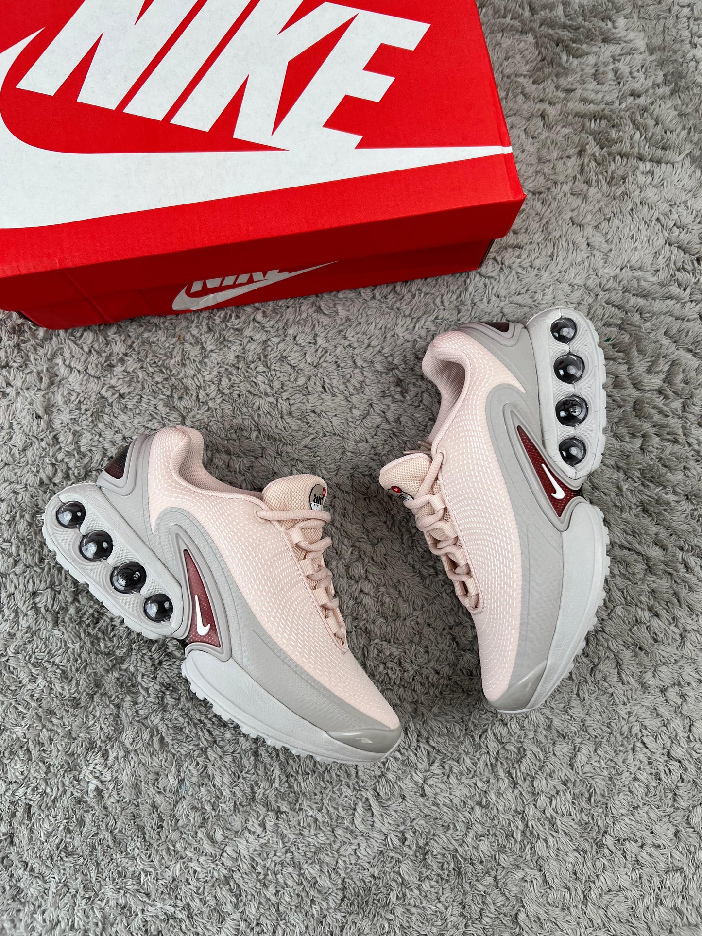 Nike TN DN rosa detalles grises