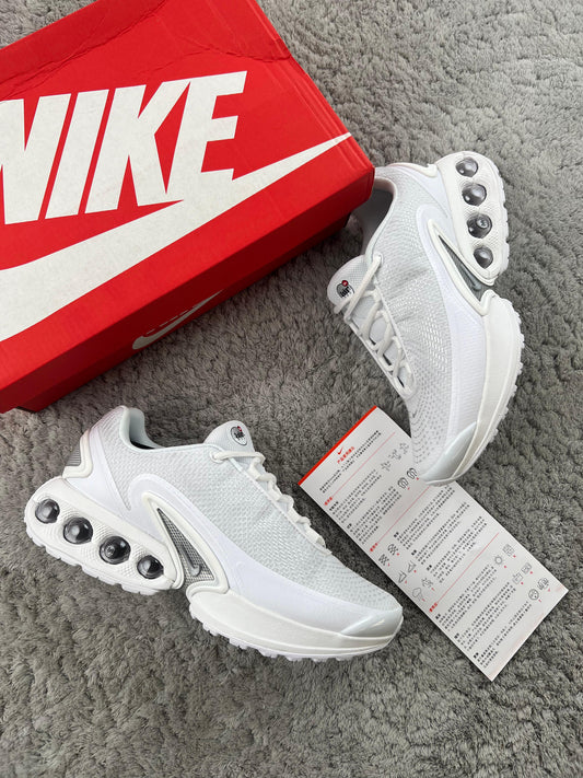 Nike TN DN blancas logo gris