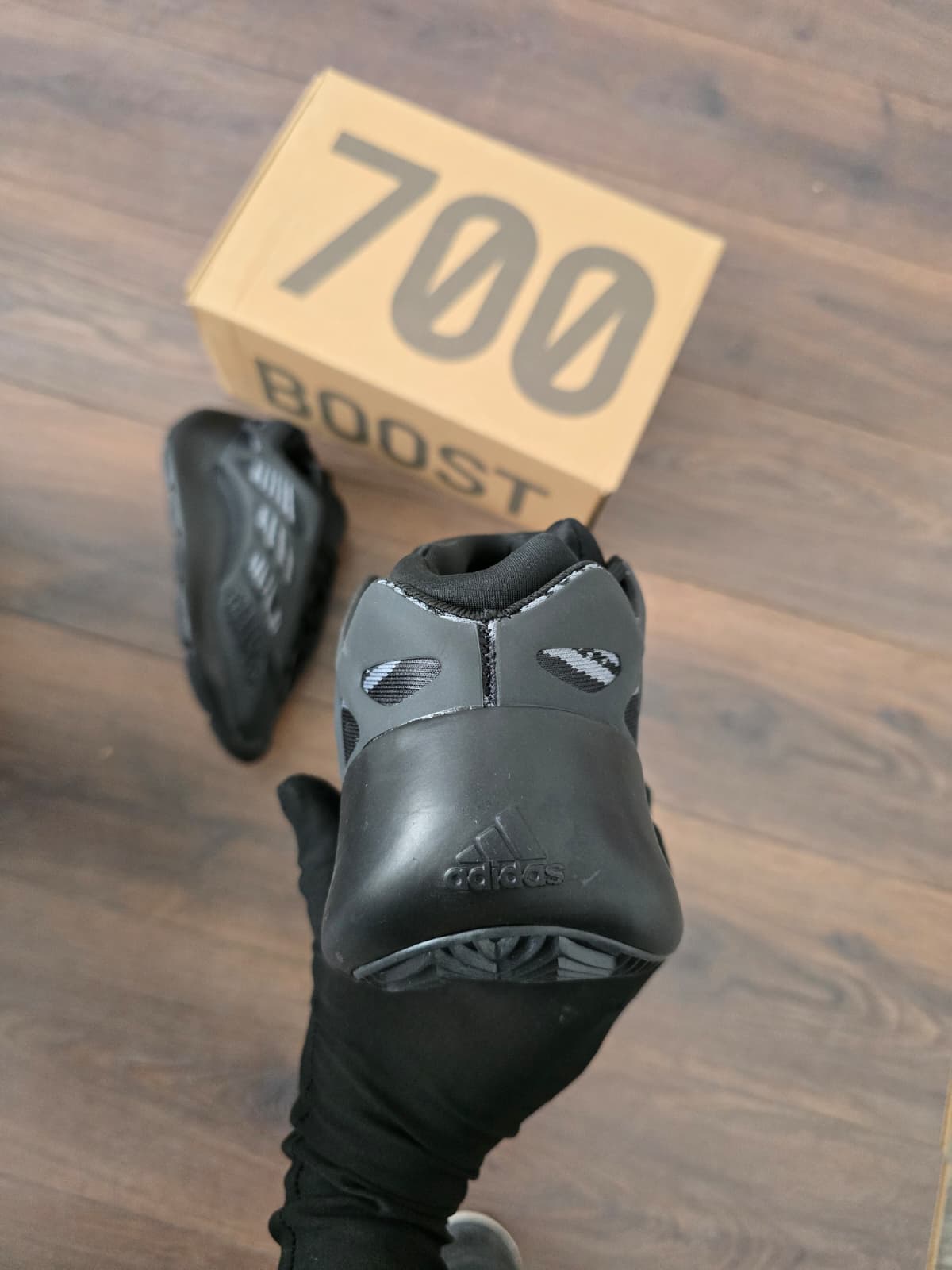 Adidas yeezy 700 negra