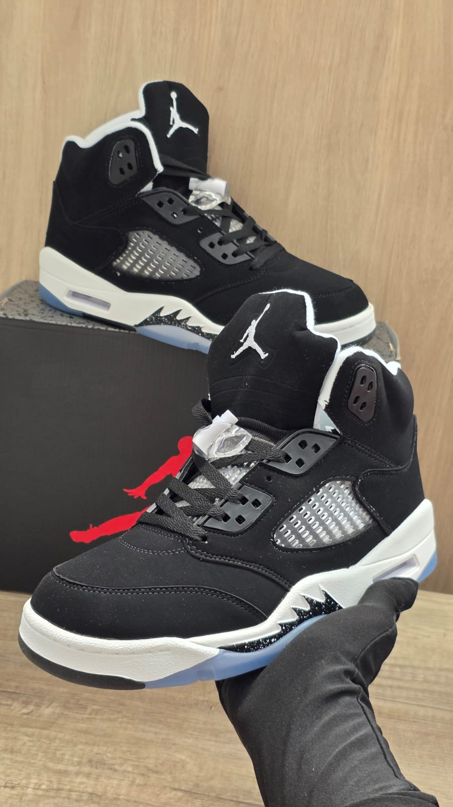 Jordan 5 negra suela blanca