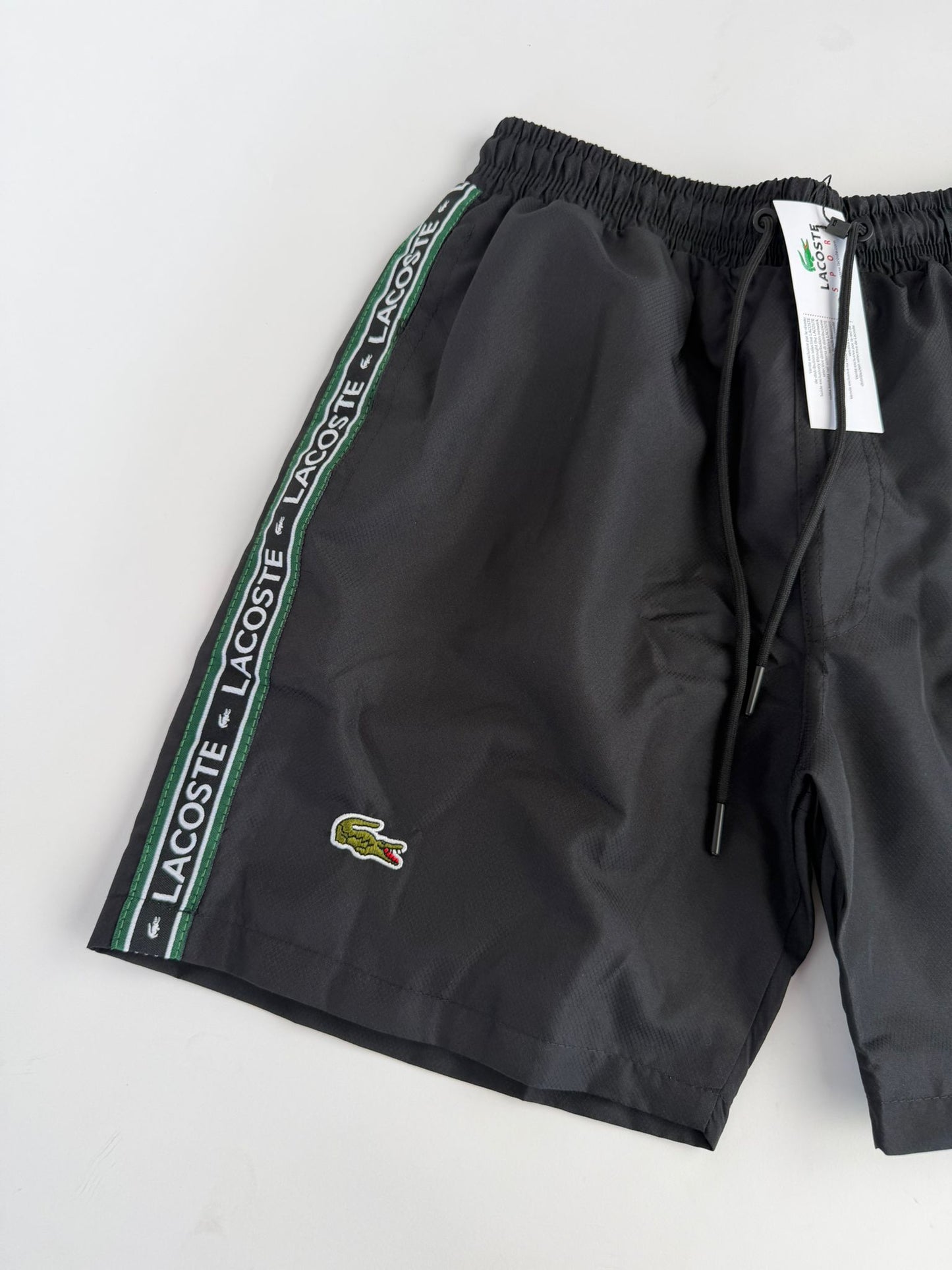 Pantalon Corto Lacoste negras logo verde lineas laterales
