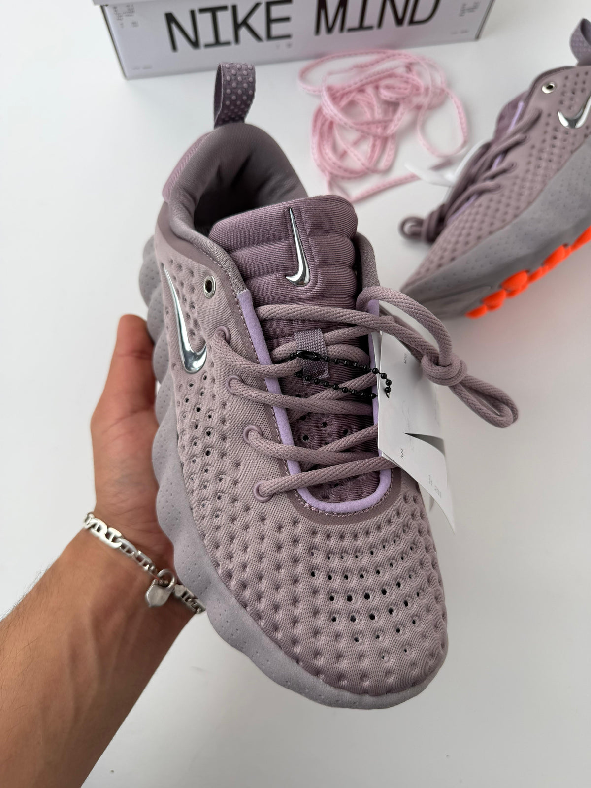 Zapatillas Nike mind moradas detalles naranjas logo plateado