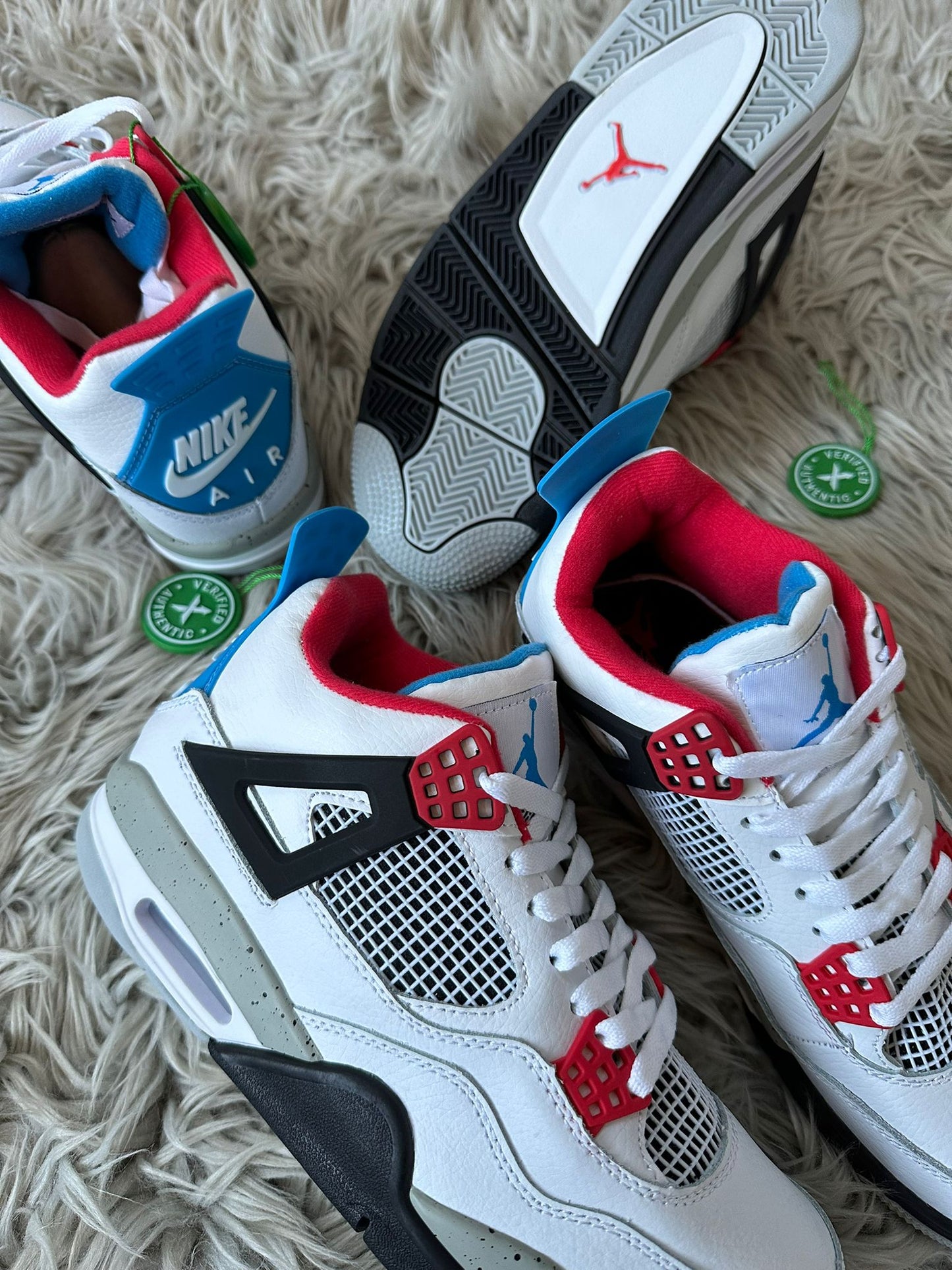 Jordan 4 blancas detalles grises rojas y negras