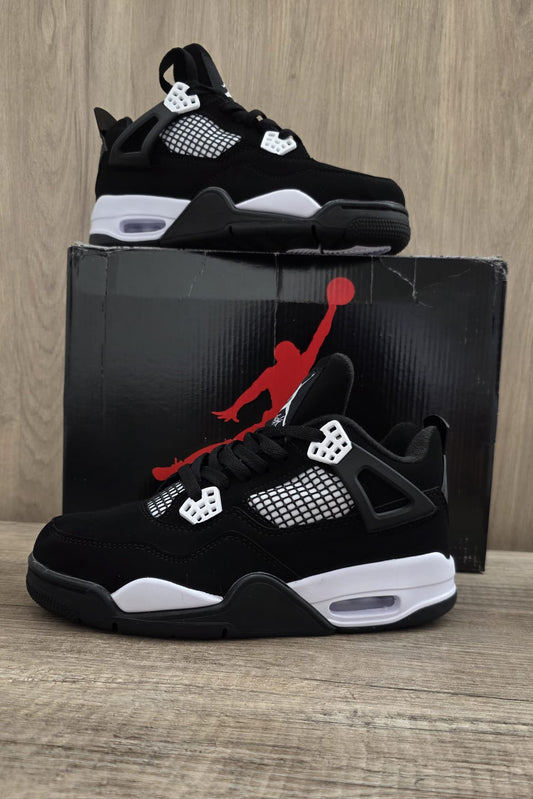 Jordan 4 negra suela blanca