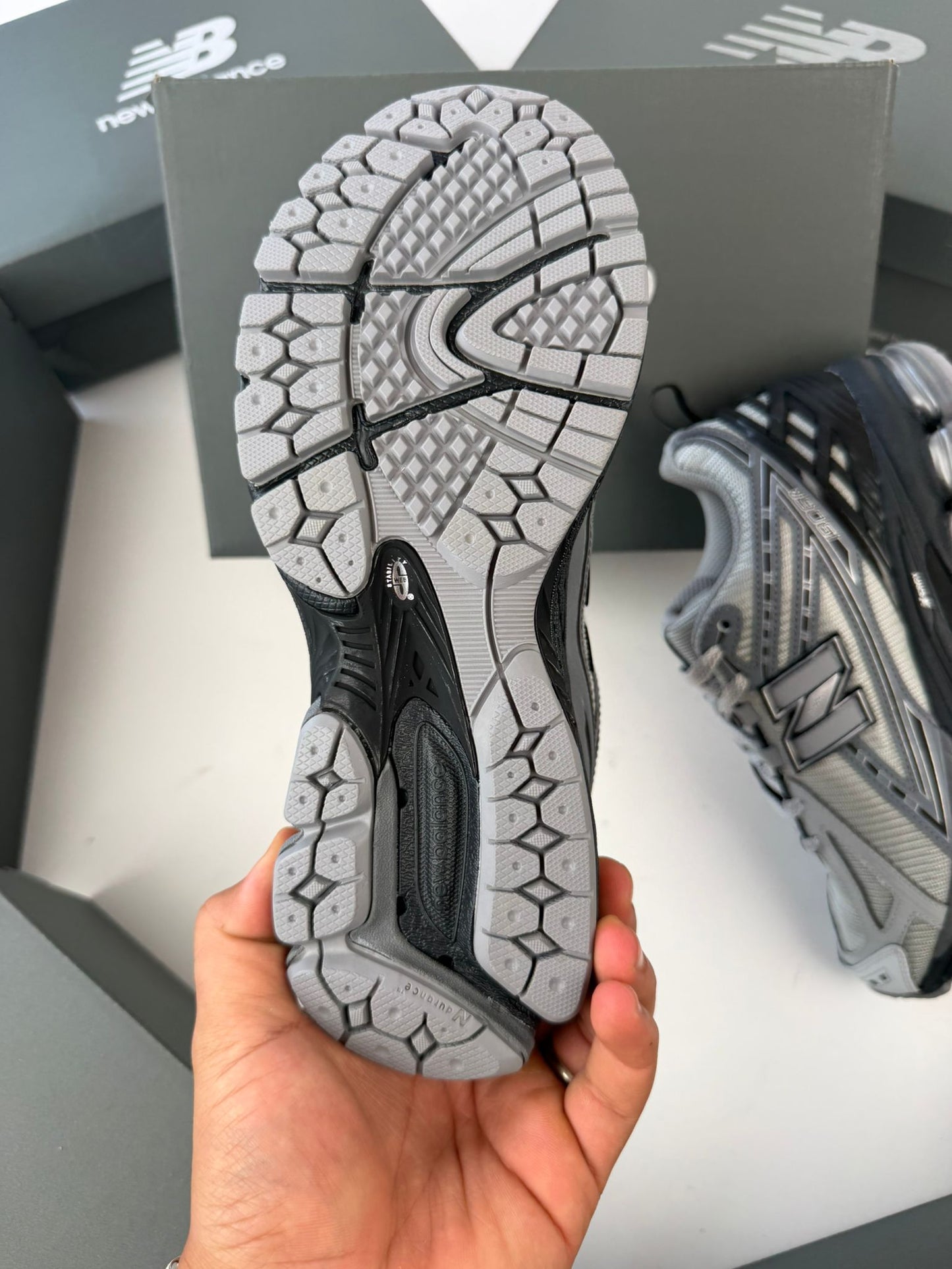 New Balance 1906R grises detalles negros