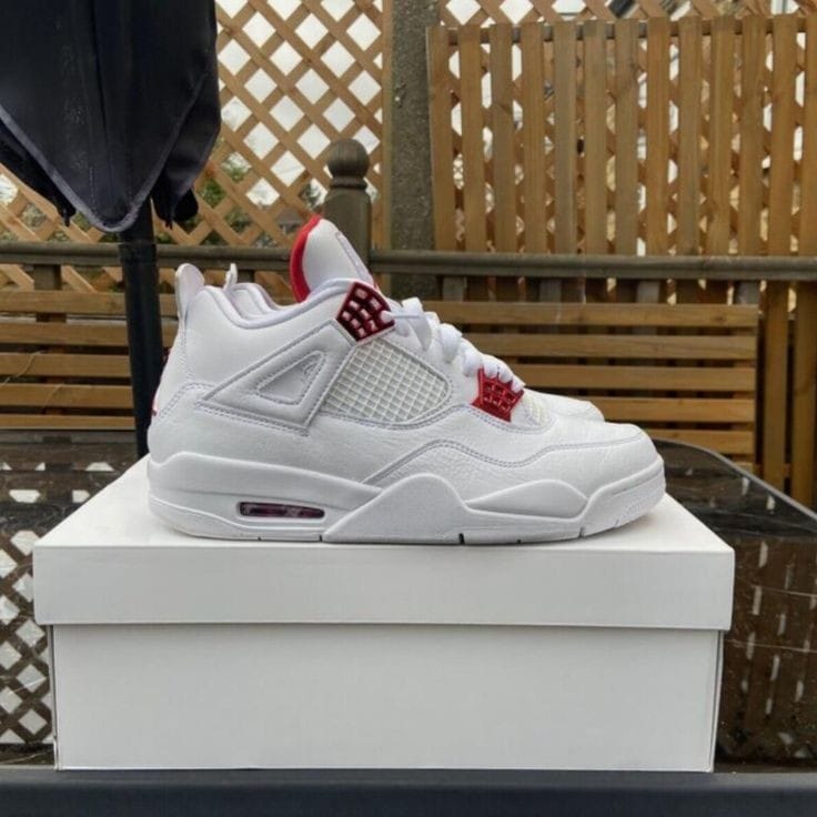 Jordan 4 blanca chapa roja