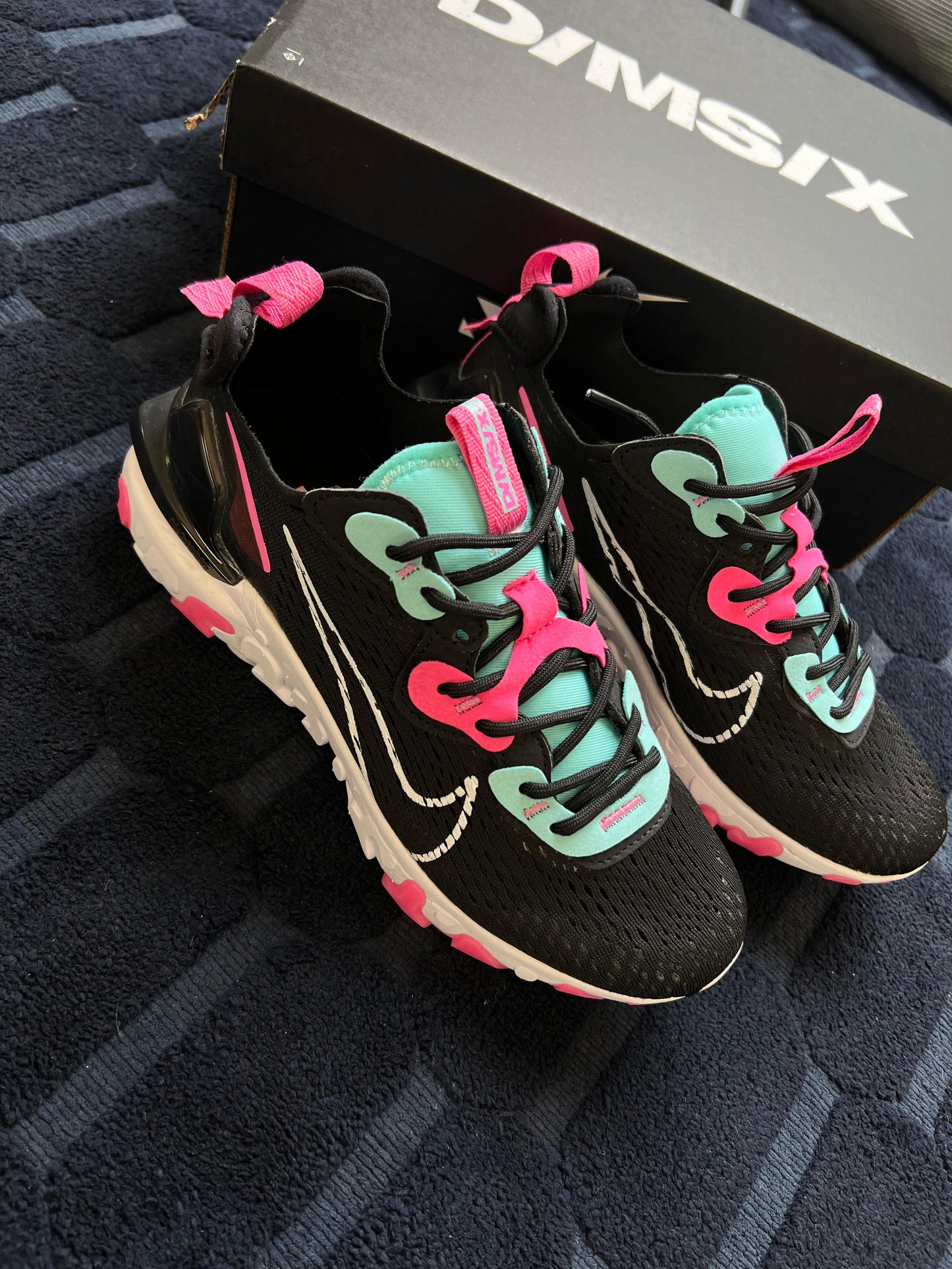 Nike react vision negra logo blanco detalles rosas y azules