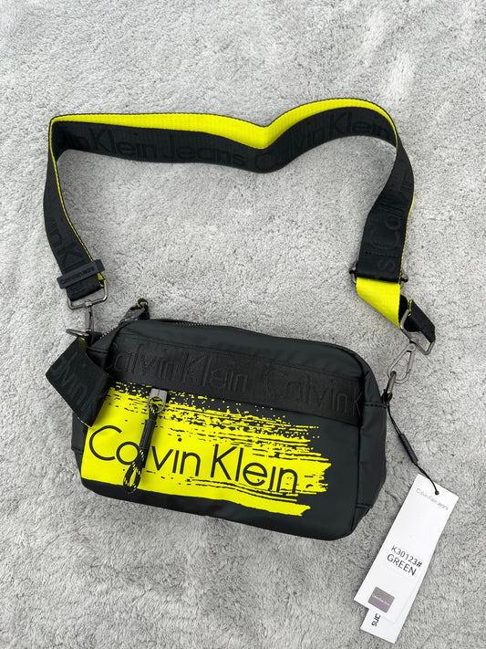 BANDOLERA Calvin Klein negra y amarilla logo negro