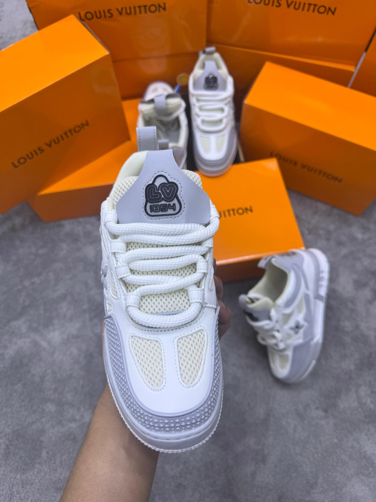 LV skate blancas y grises detalles negros